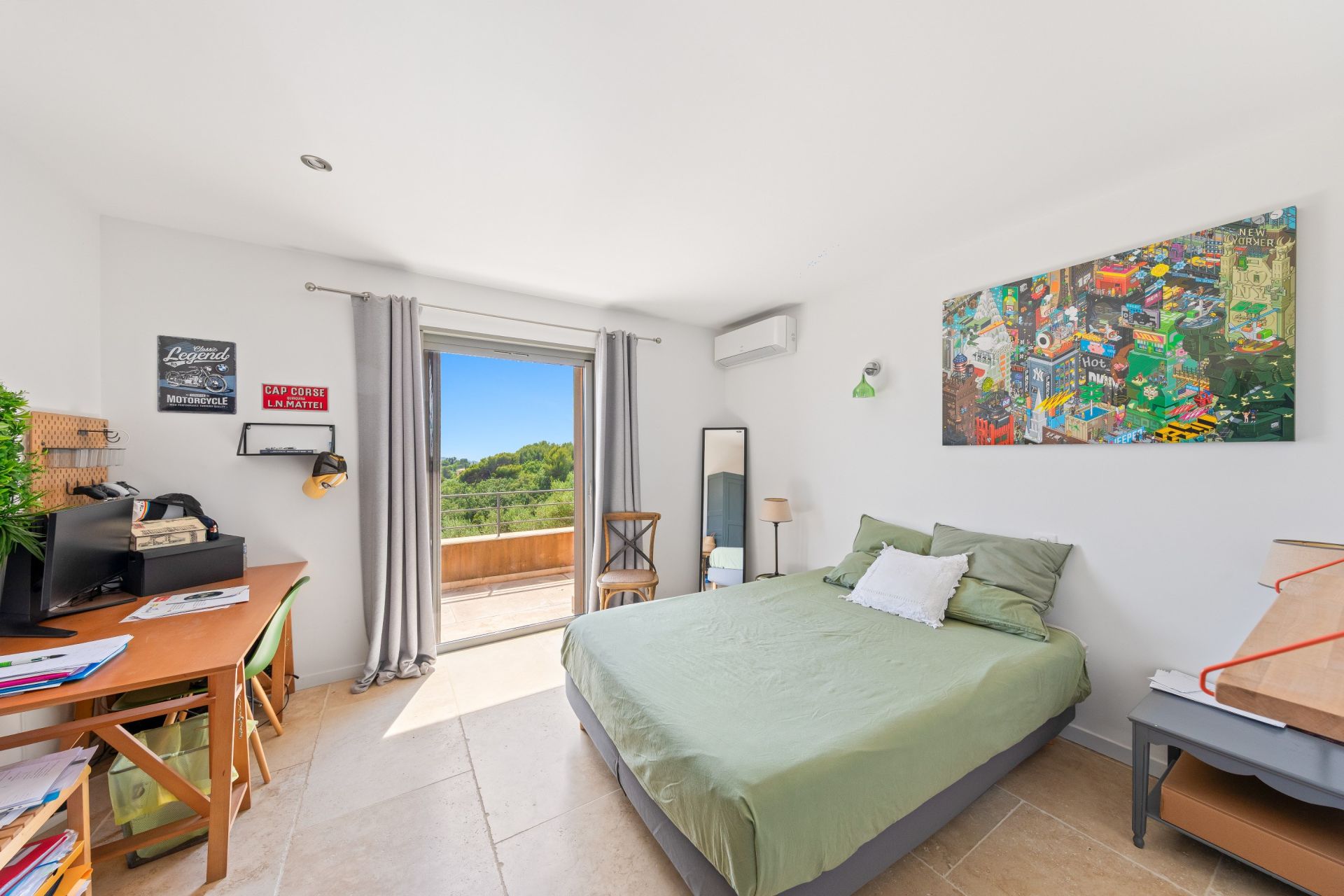 luxury house 6 Rooms for sale on OLLIOULES (83190)