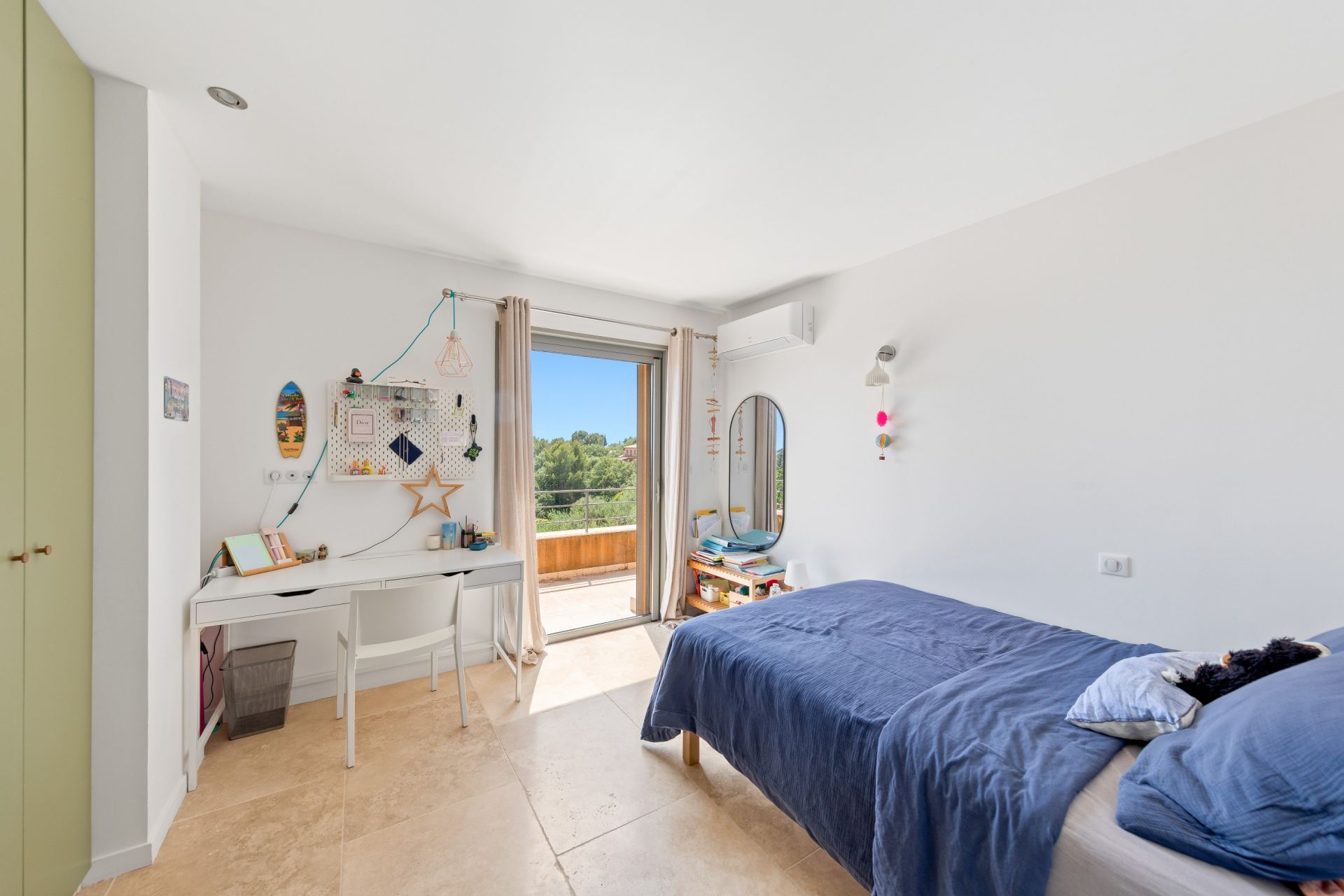 luxury house 6 Rooms for sale on OLLIOULES (83190)