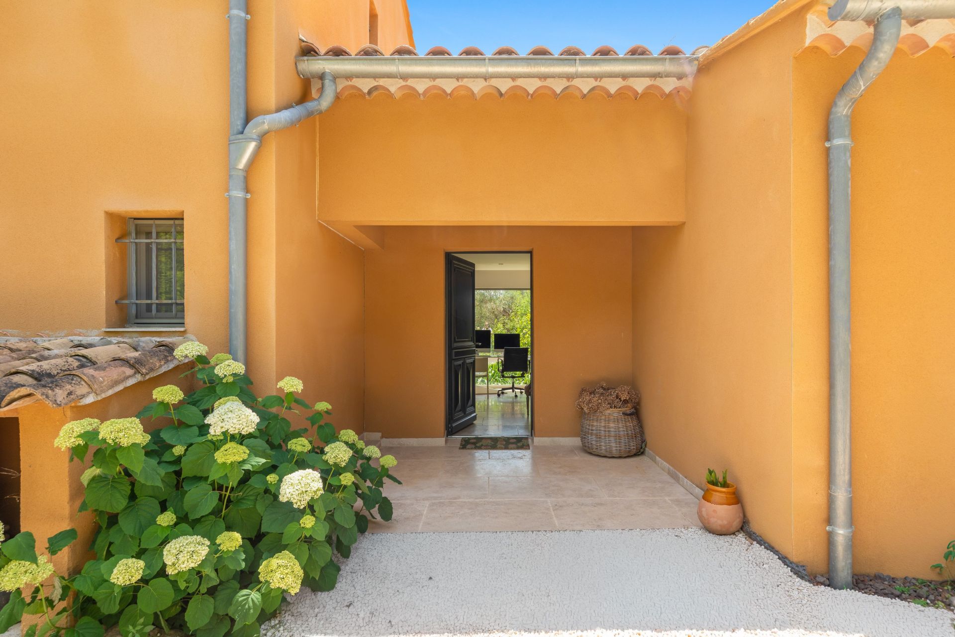 luxury house 6 Rooms for sale on OLLIOULES (83190)
