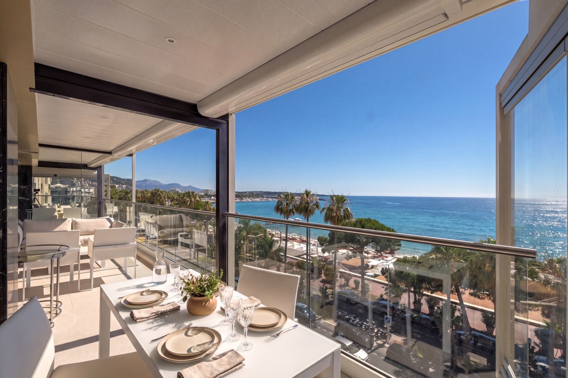 luxury apartment 4 Rooms for sale on CANNES (06400)