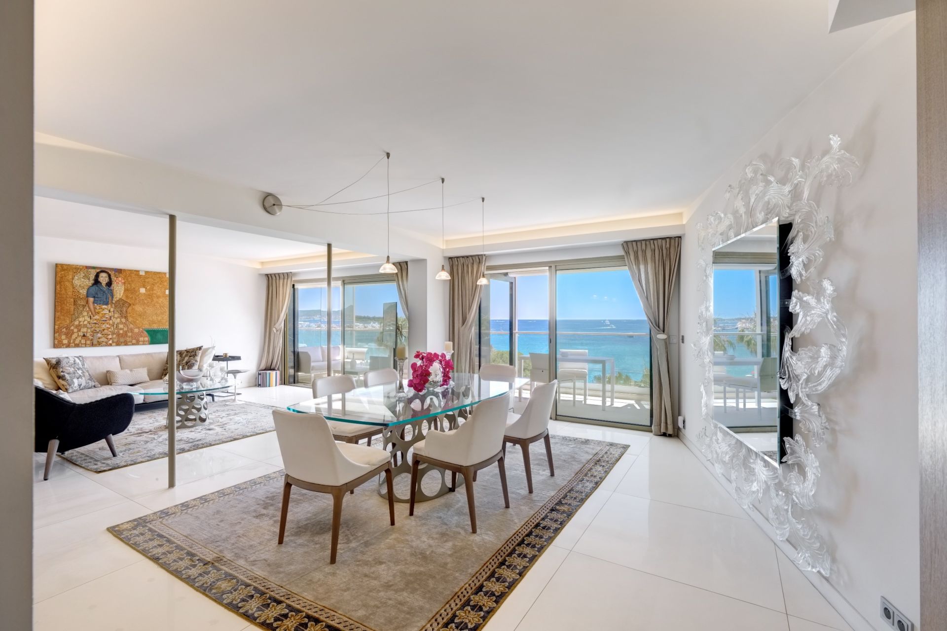 luxury apartment 4 Rooms for sale on CANNES (06400)