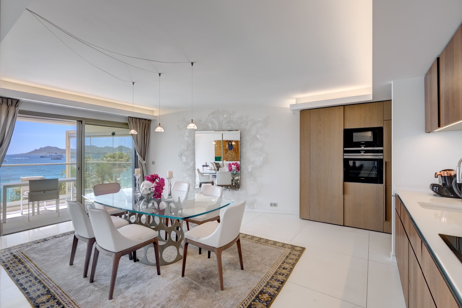 luxury apartment 4 Rooms for sale on CANNES (06400)
