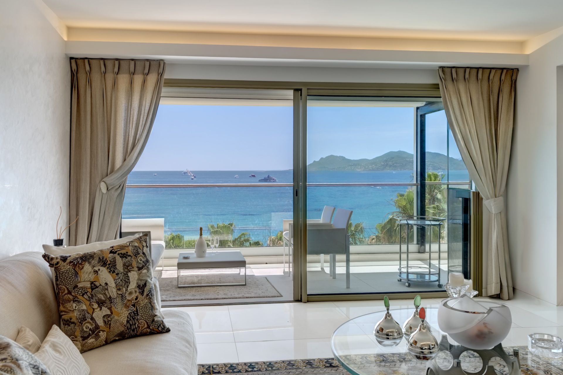 luxury apartment 4 Rooms for sale on CANNES (06400)