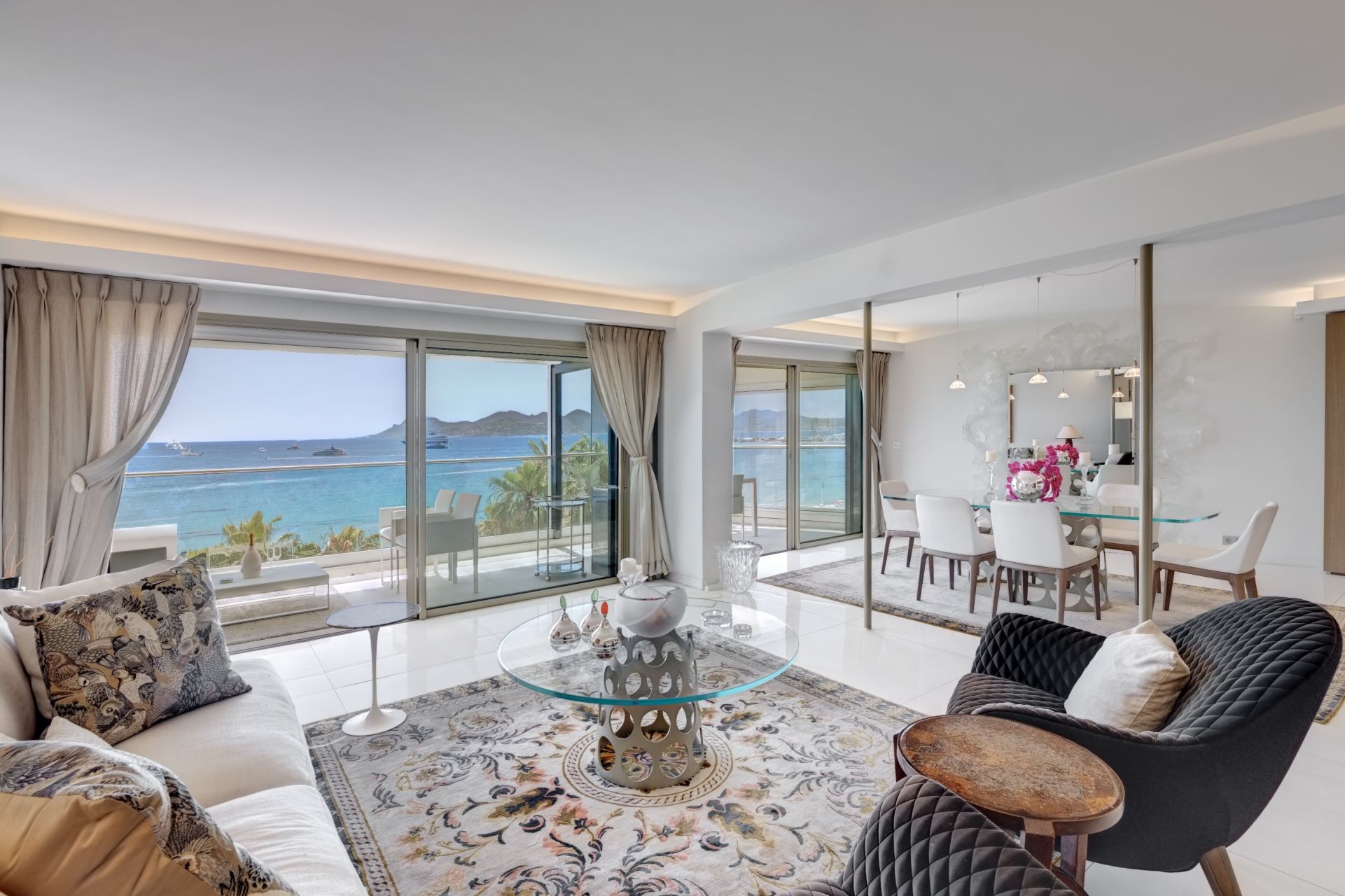 luxury apartment 4 Rooms for sale on CANNES (06400)