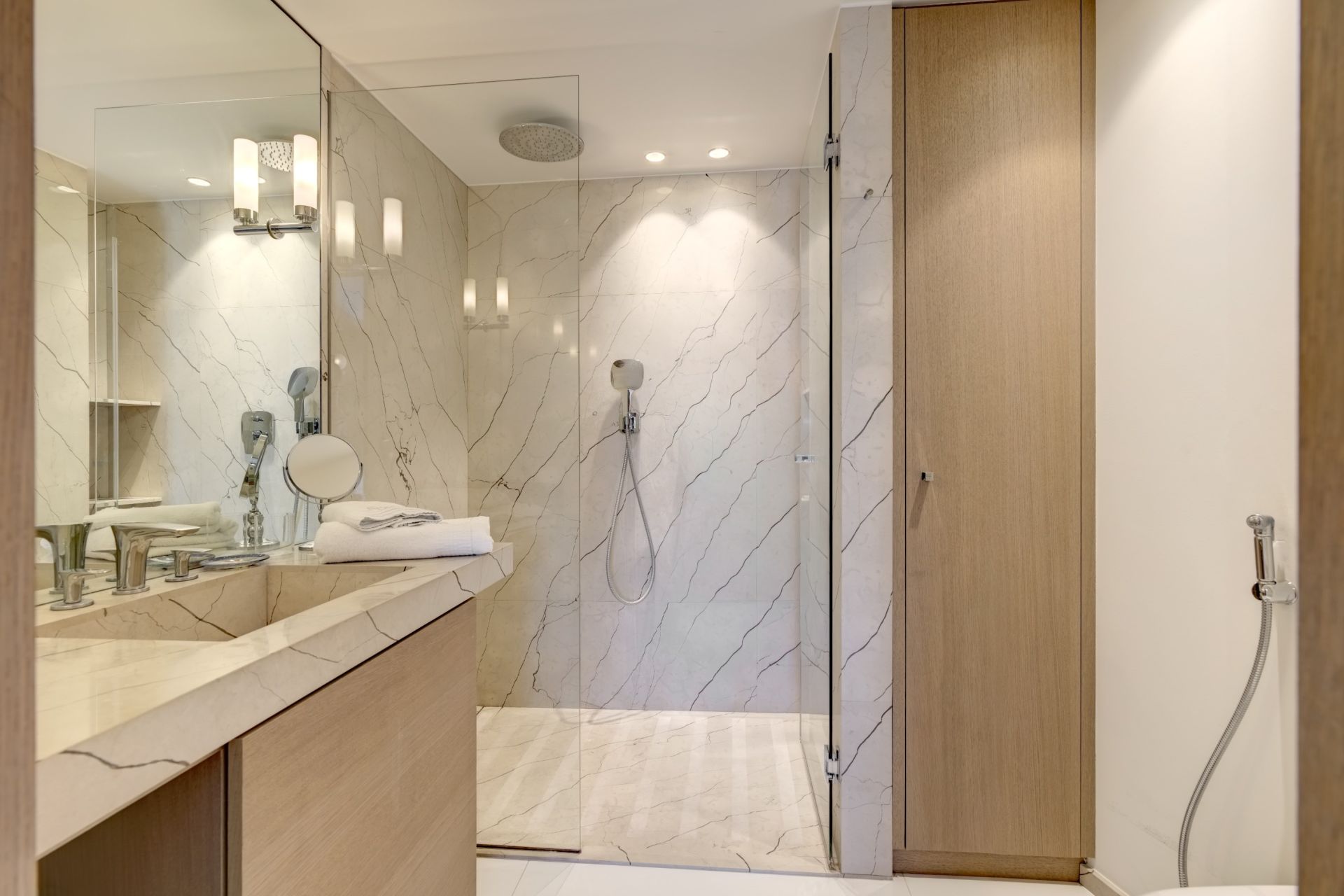 luxury apartment 4 Rooms for sale on CANNES (06400)