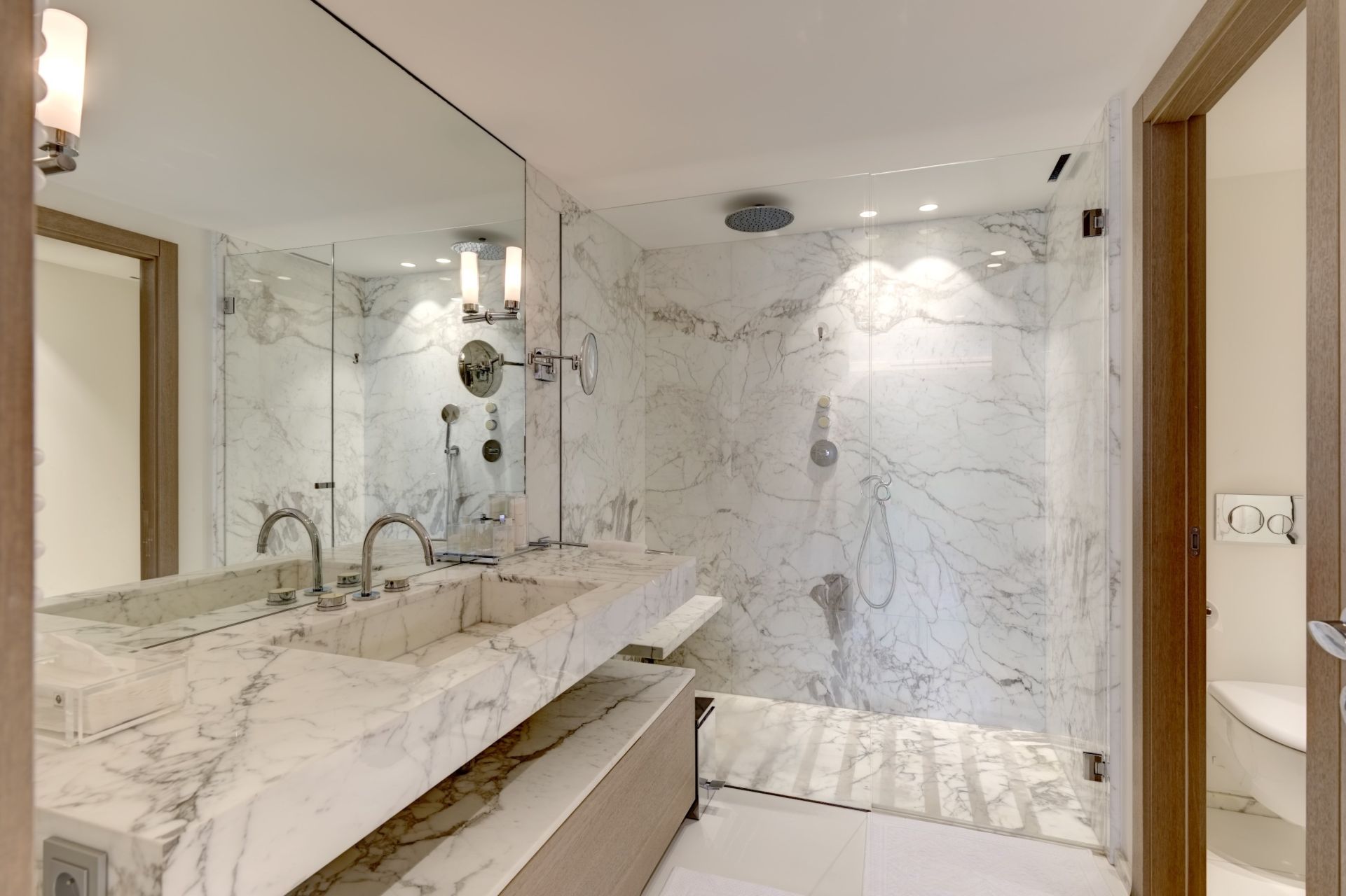 luxury apartment 4 Rooms for sale on CANNES (06400)
