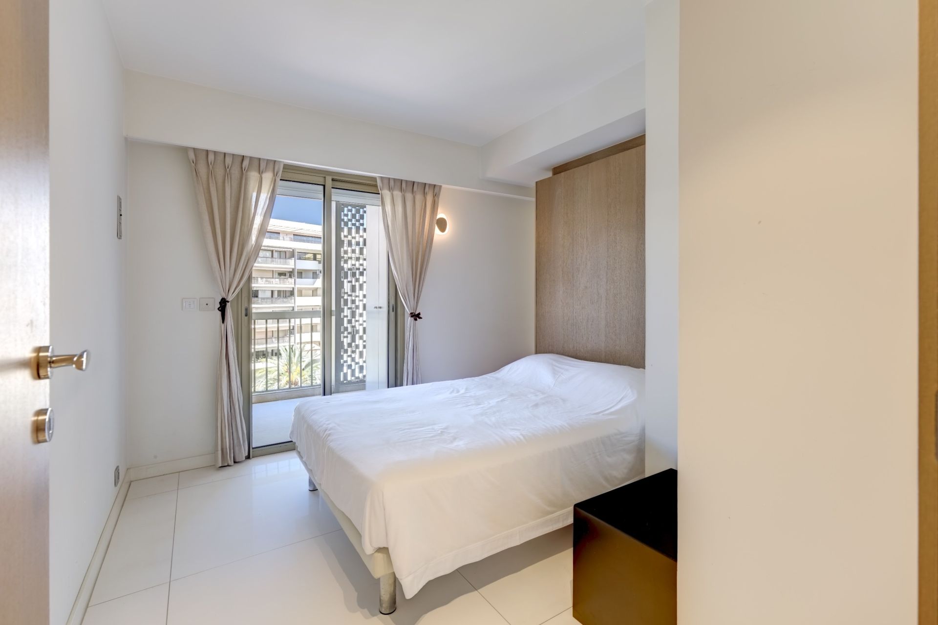 luxury apartment 4 Rooms for sale on CANNES (06400)