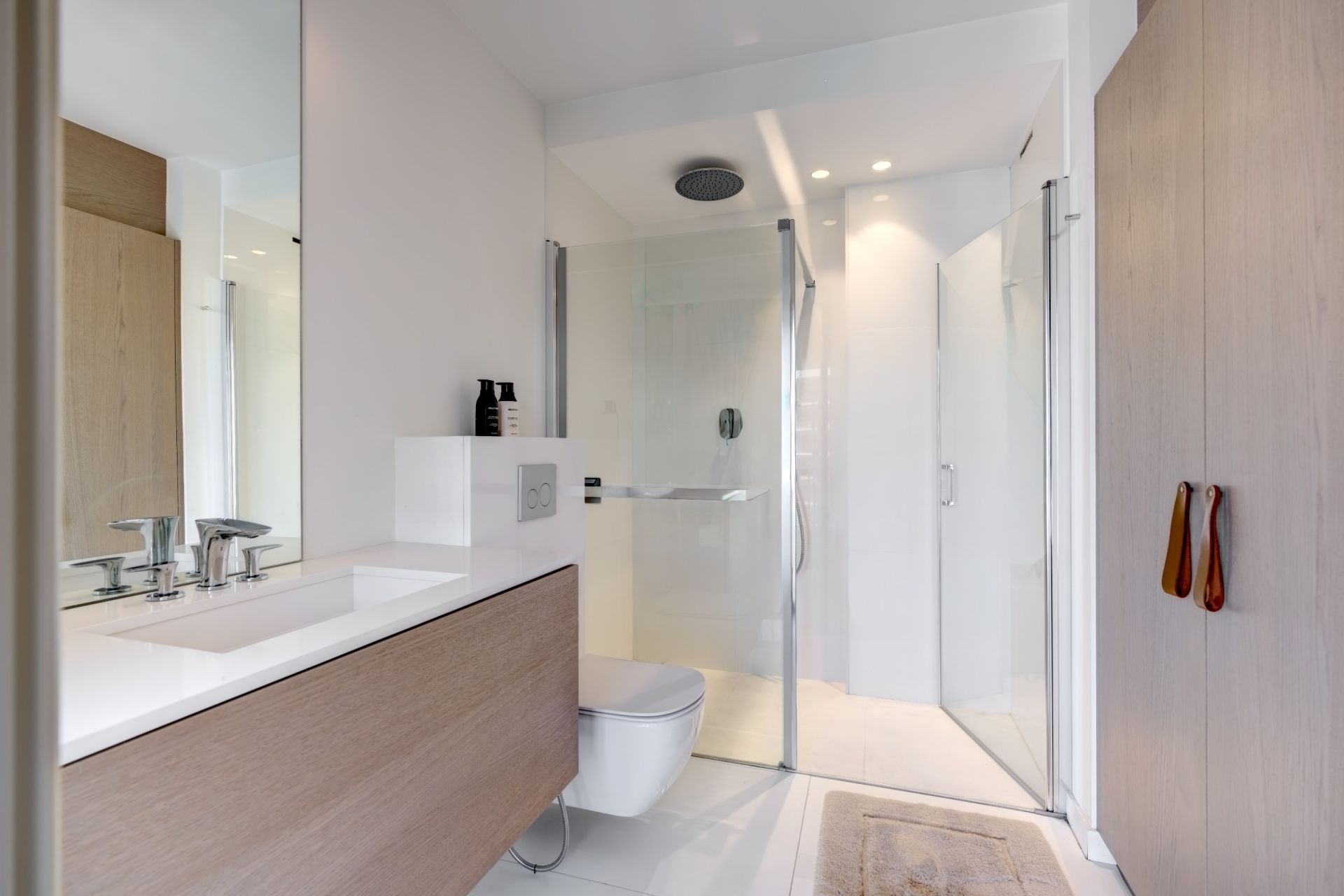 luxury apartment 4 Rooms for sale on CANNES (06400)