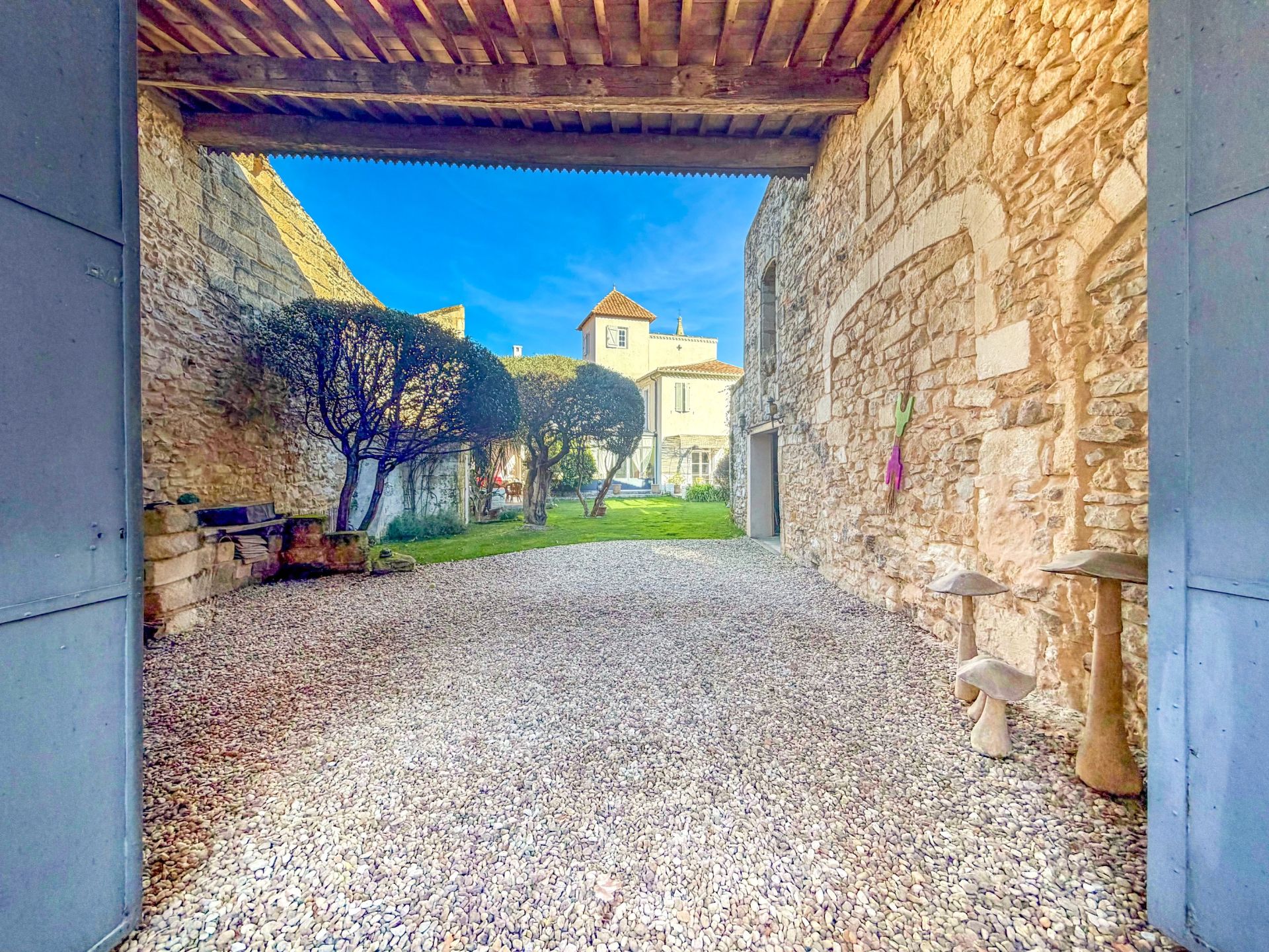 luxury house 10 Rooms for sale on MAUGUIO (34130)