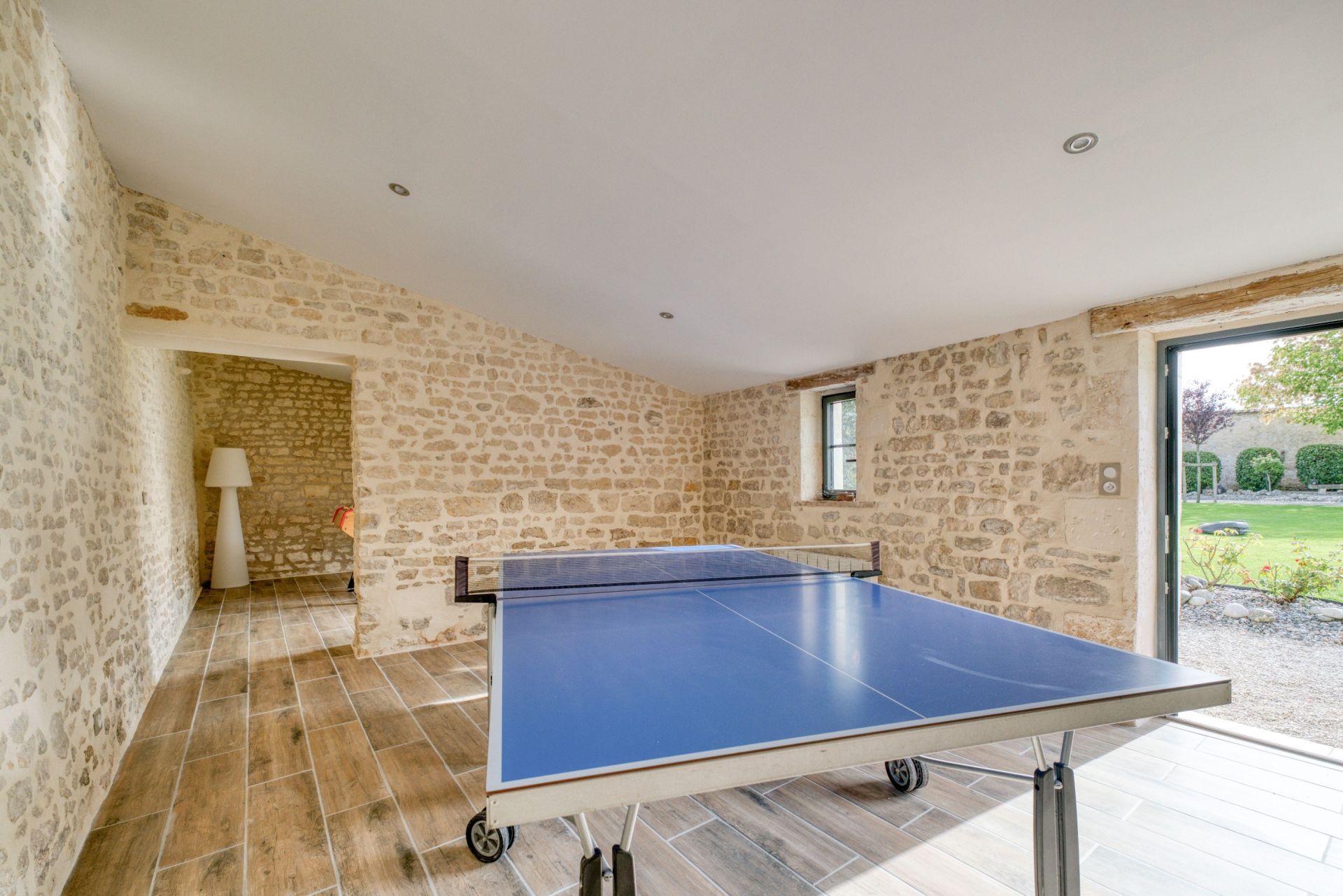 luxury house 7 Rooms for sale on LA ROCHELLE (17000)