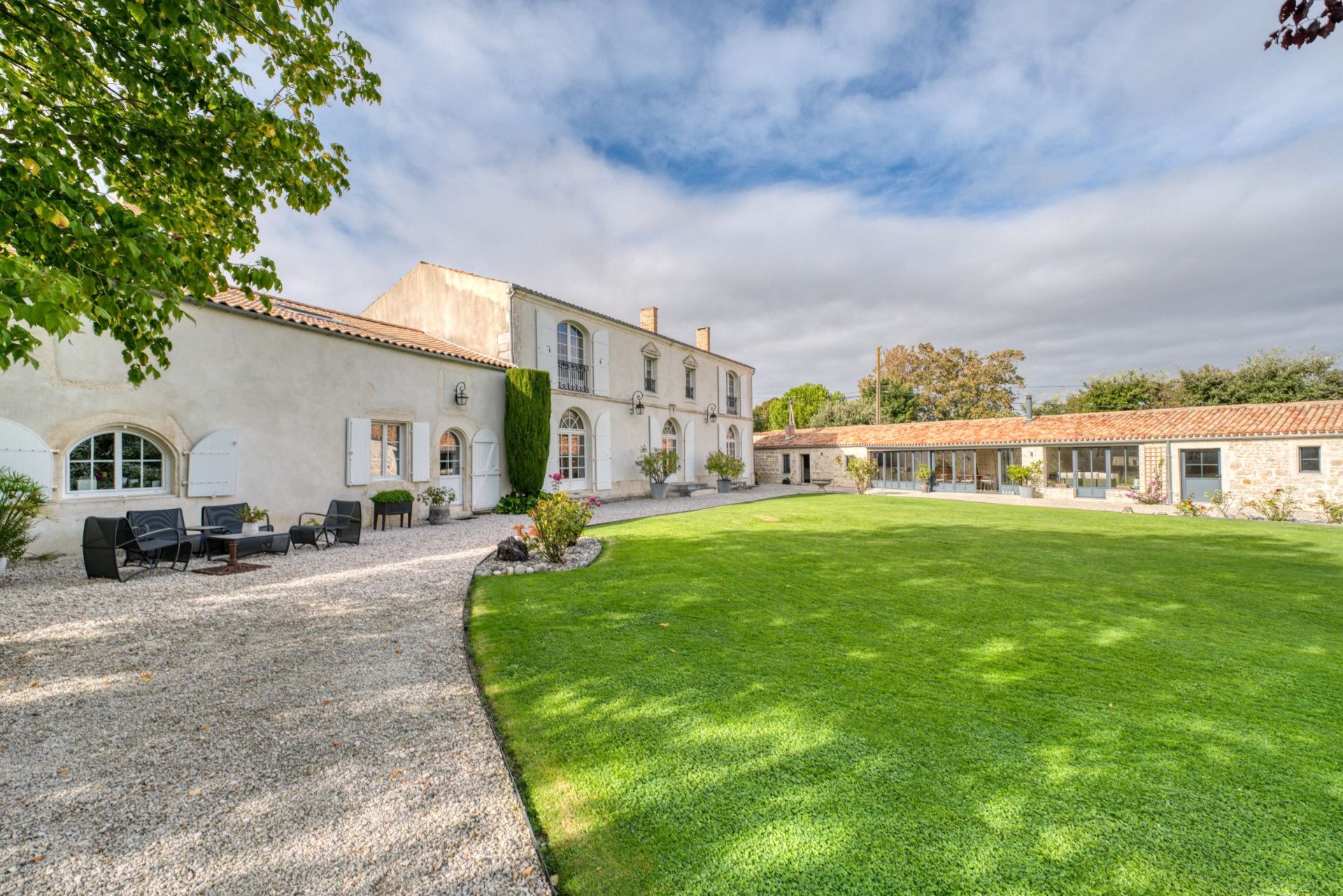 luxury house 7 Rooms for sale on LA ROCHELLE (17000)