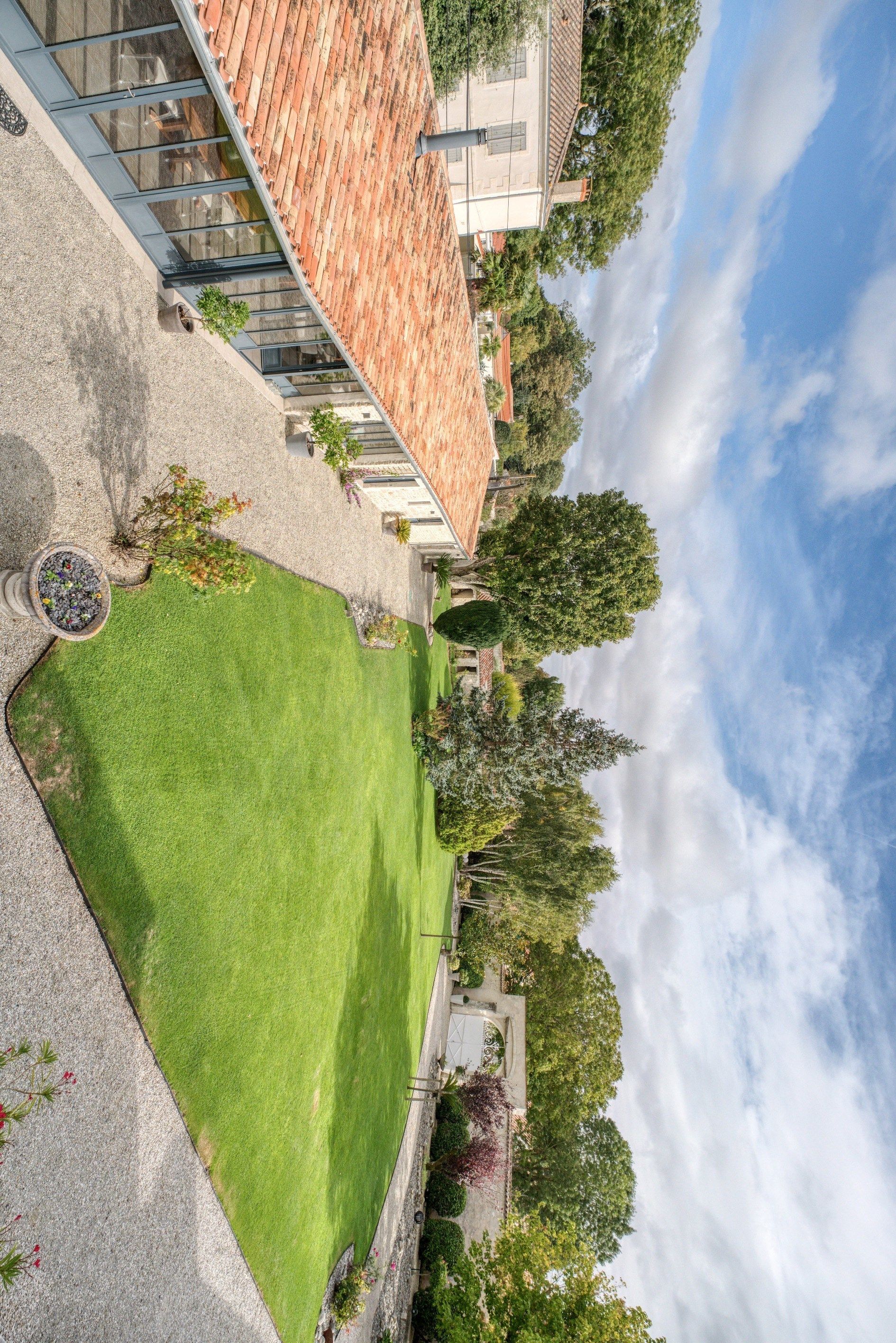 luxury house 7 Rooms for sale on LA ROCHELLE (17000)