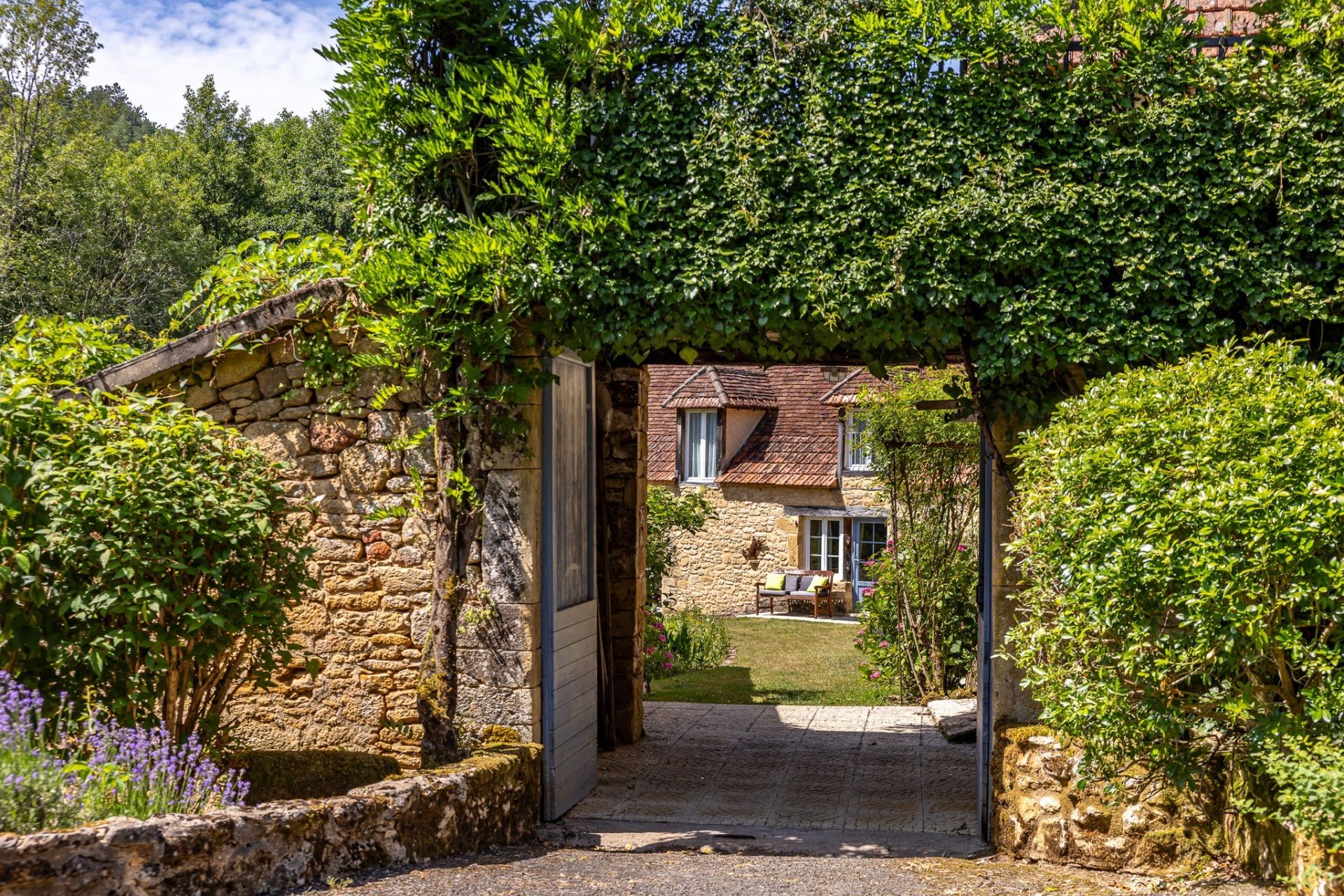luxury house 15 Rooms for sale on LES EYZIES (24260)