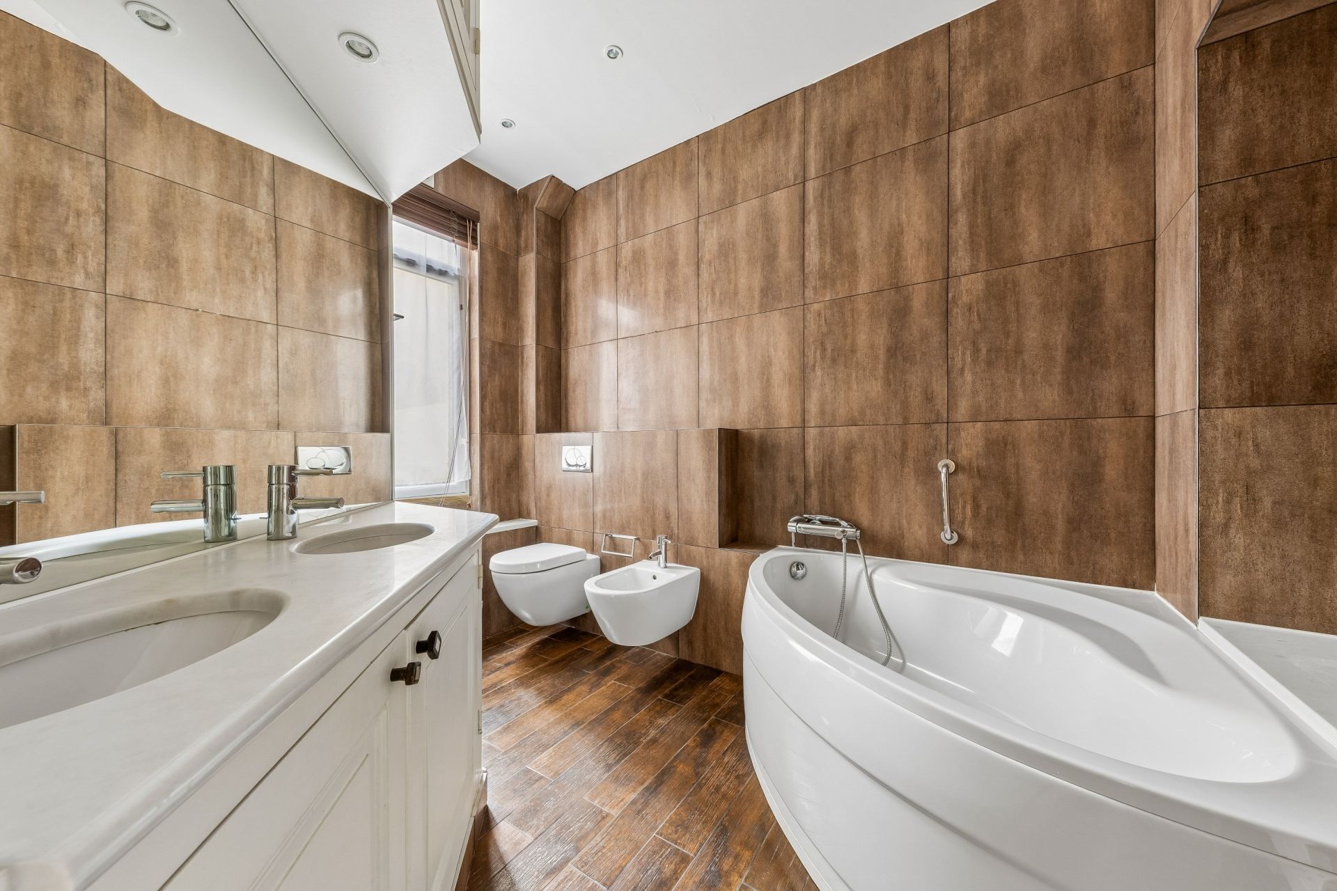 luxury apartment 5 Rooms for sale on PARIS (75004)