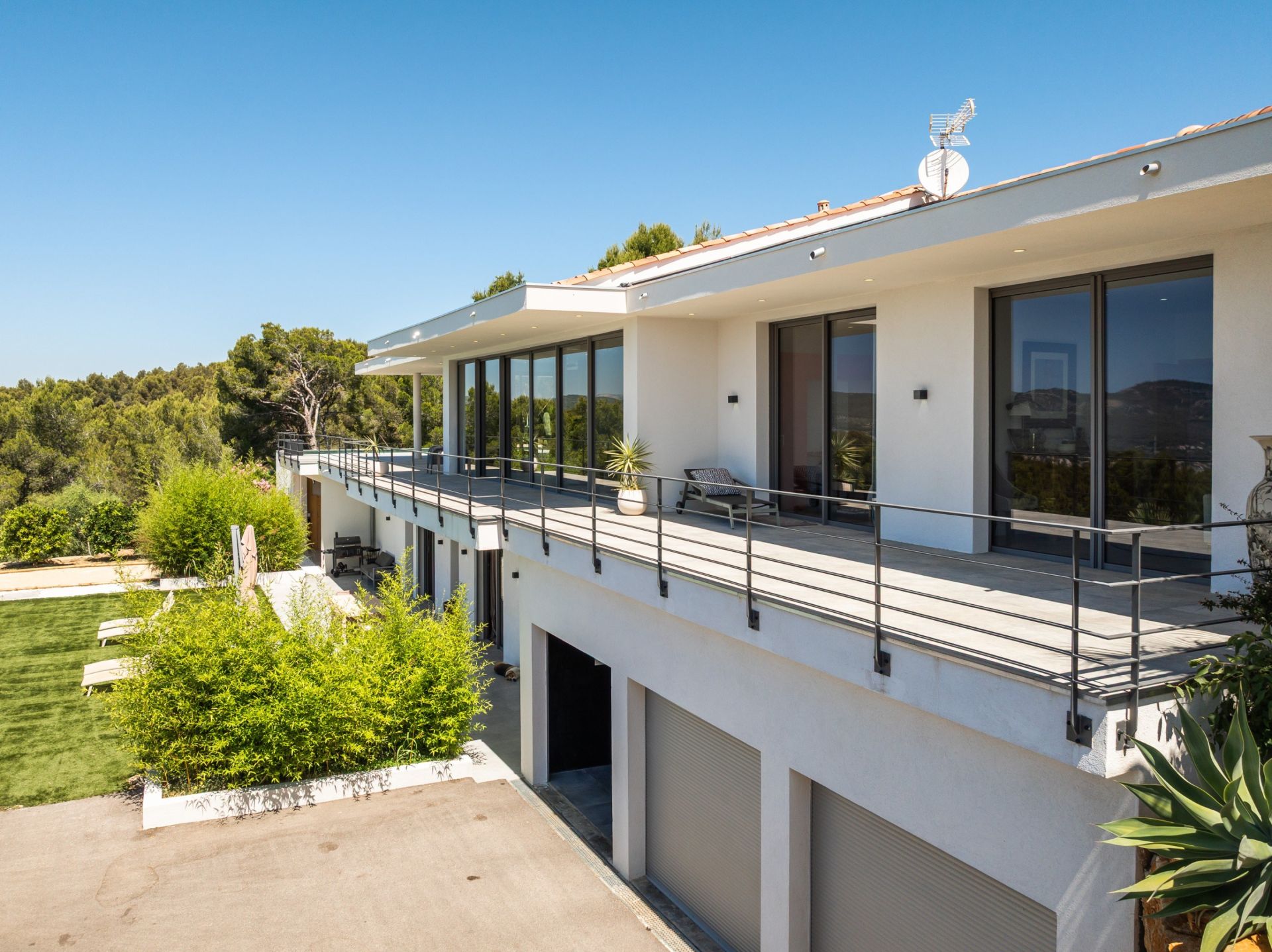 maison contemporaine 7 Pièces en vente sur CEYRESTE (13600)