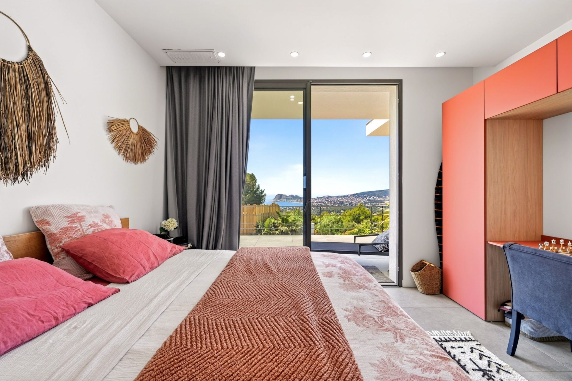 contemporary house 7 Rooms for sale on CEYRESTE (13600)