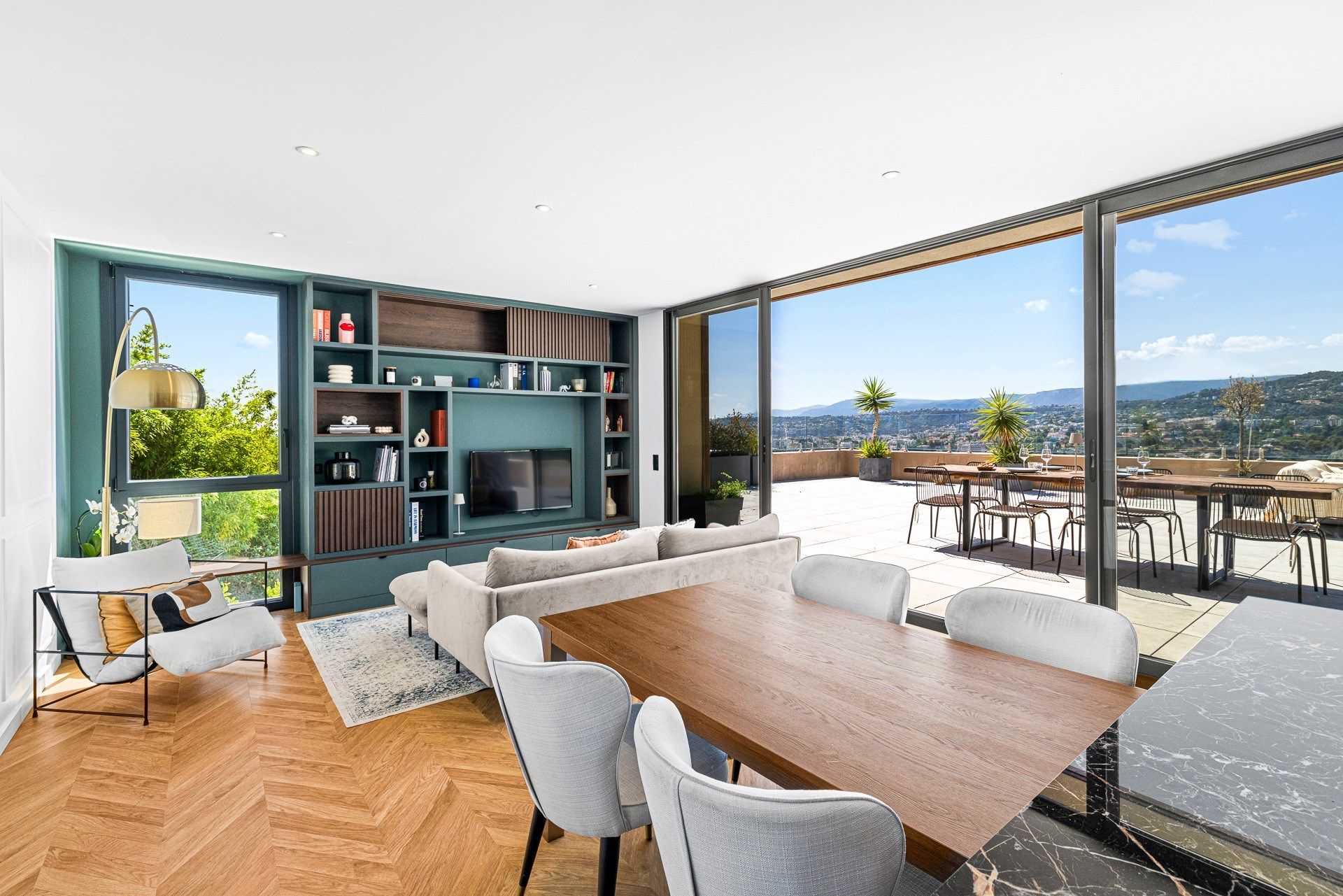 luxury apartment 4 Rooms for sale on NICE (06000)
