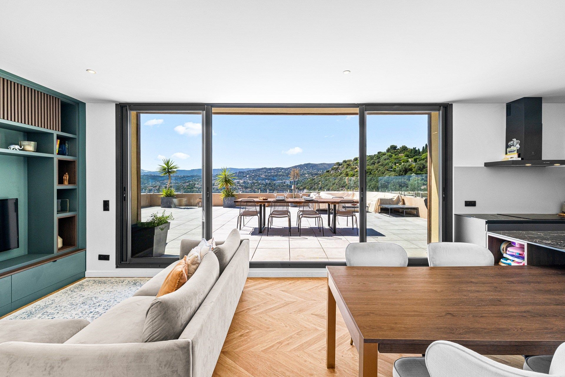 luxury apartment 4 Rooms for sale on NICE (06000)