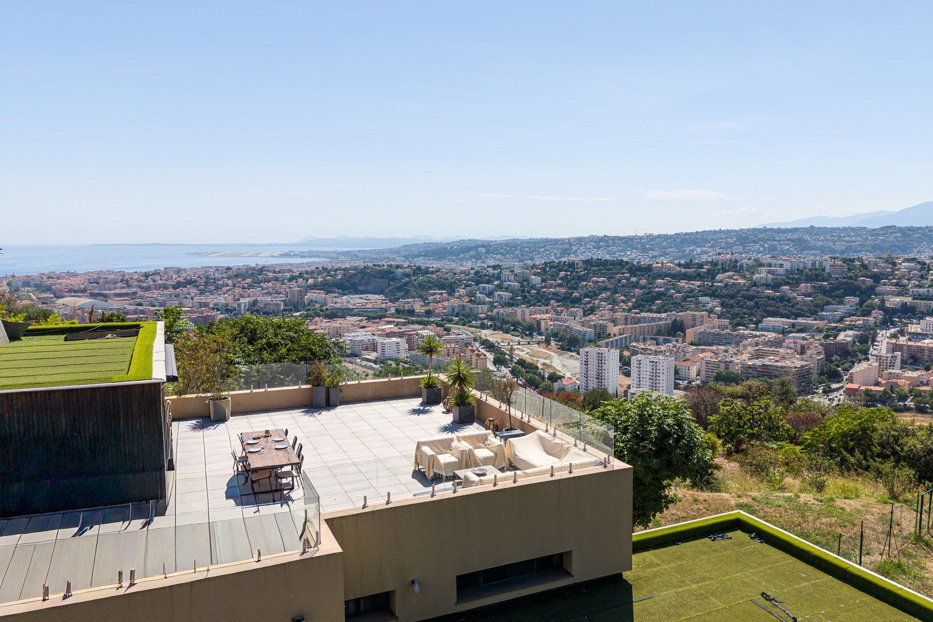 luxury apartment 4 Rooms for sale on NICE (06000)