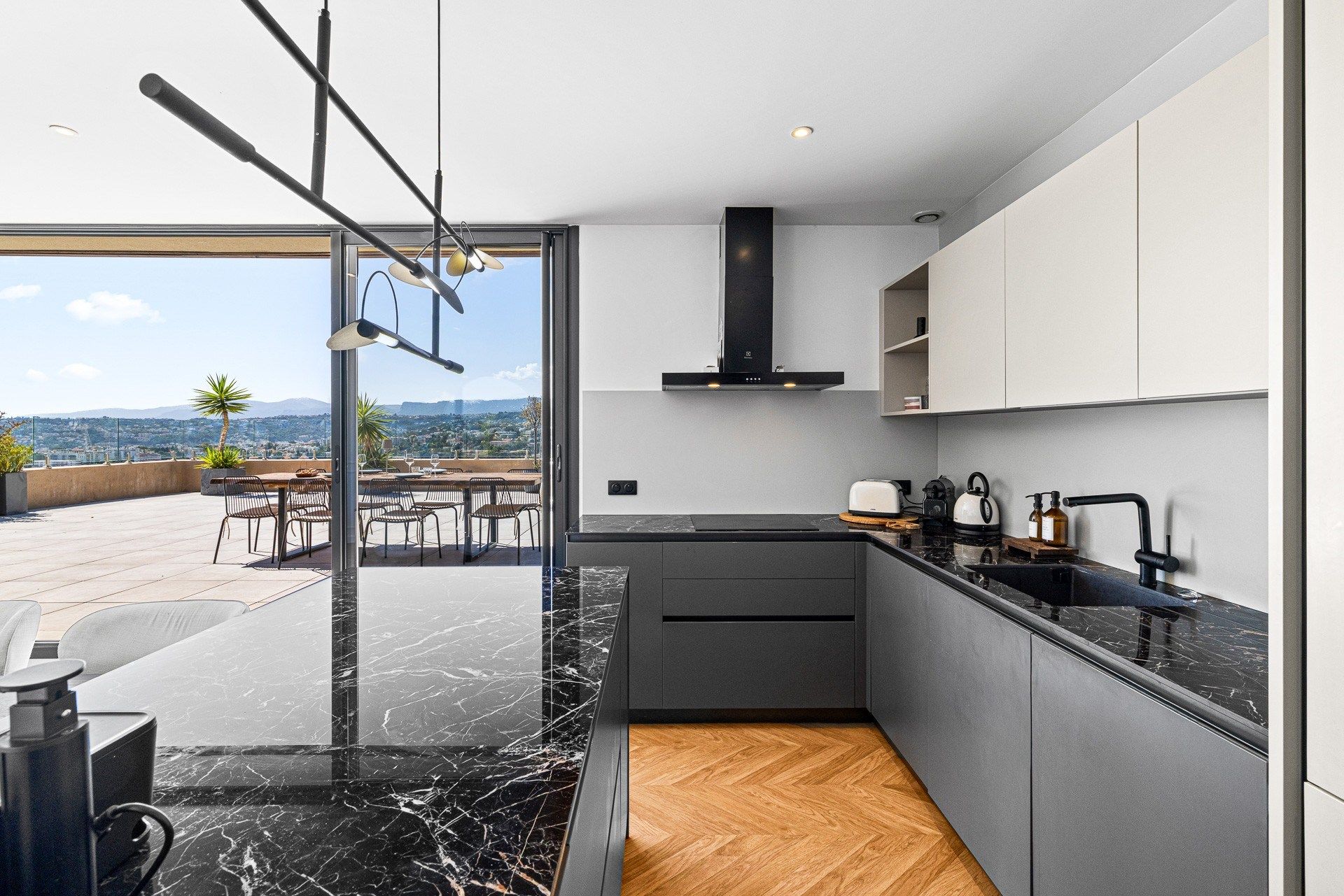 luxury apartment 4 Rooms for sale on NICE (06000)