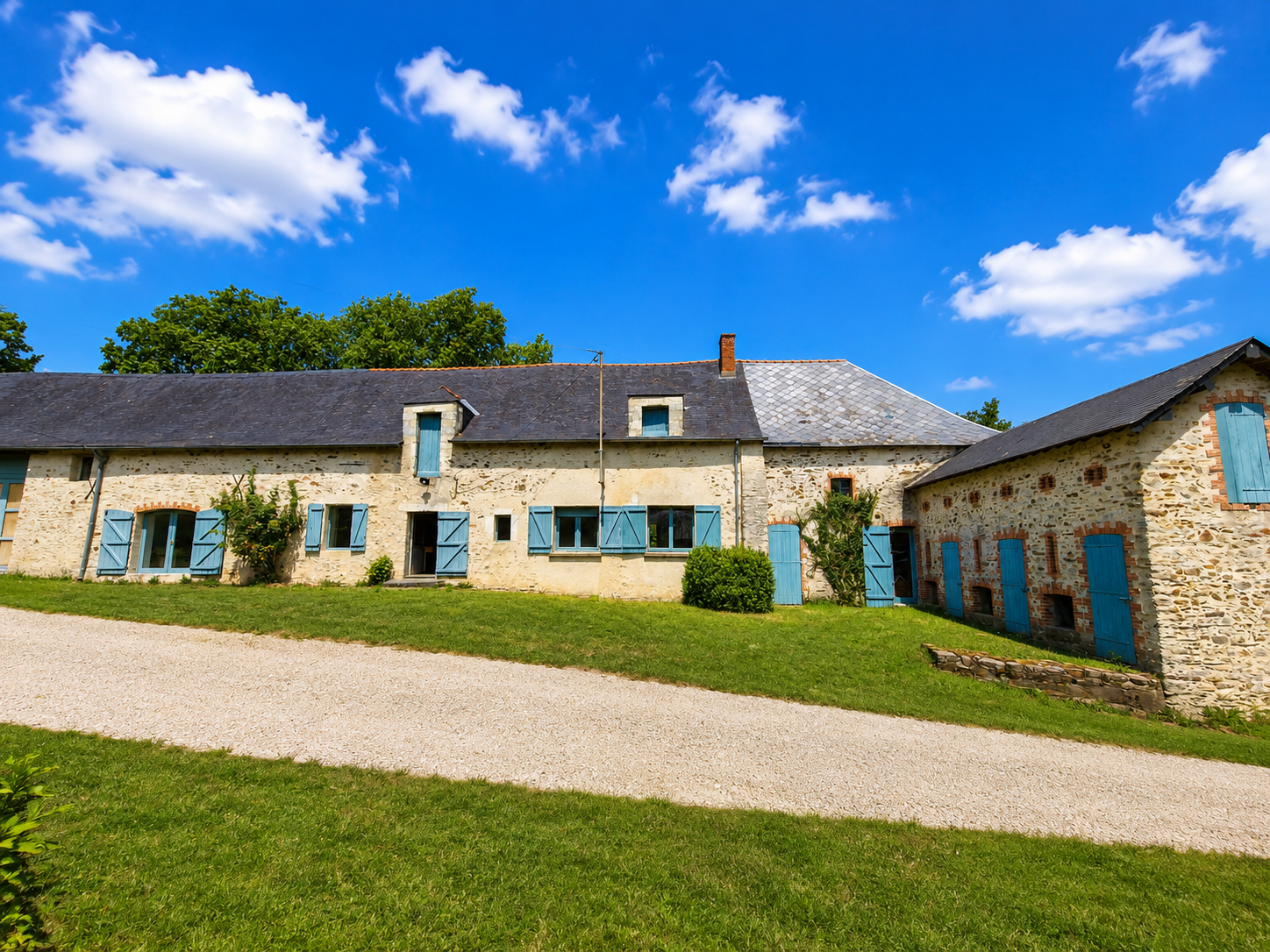 luxury house 20 Rooms for sale on VALLONS DE L ERDRE (44540)