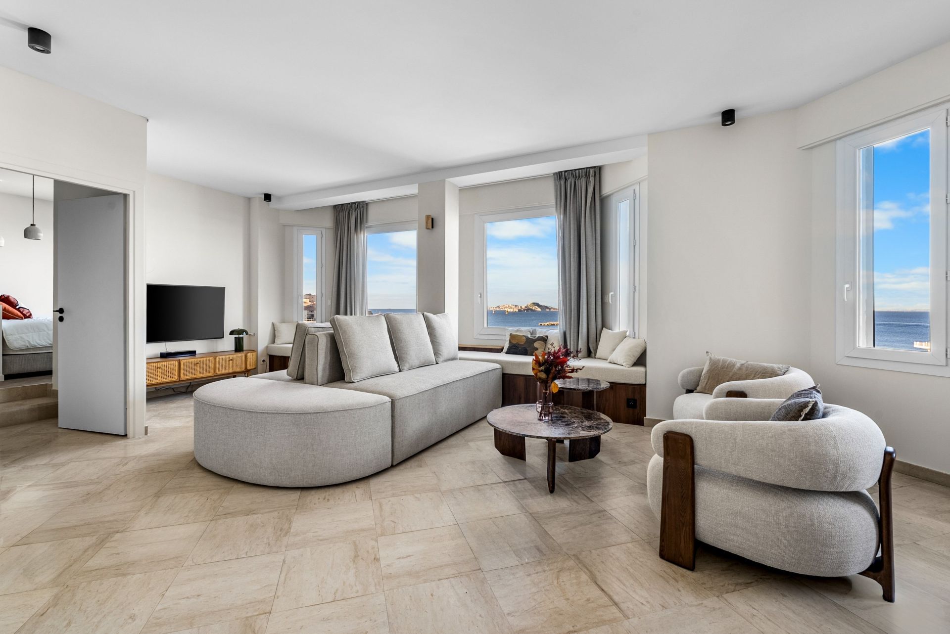 luxury apartment 5 Rooms for rent on MARSEILLE (13007)