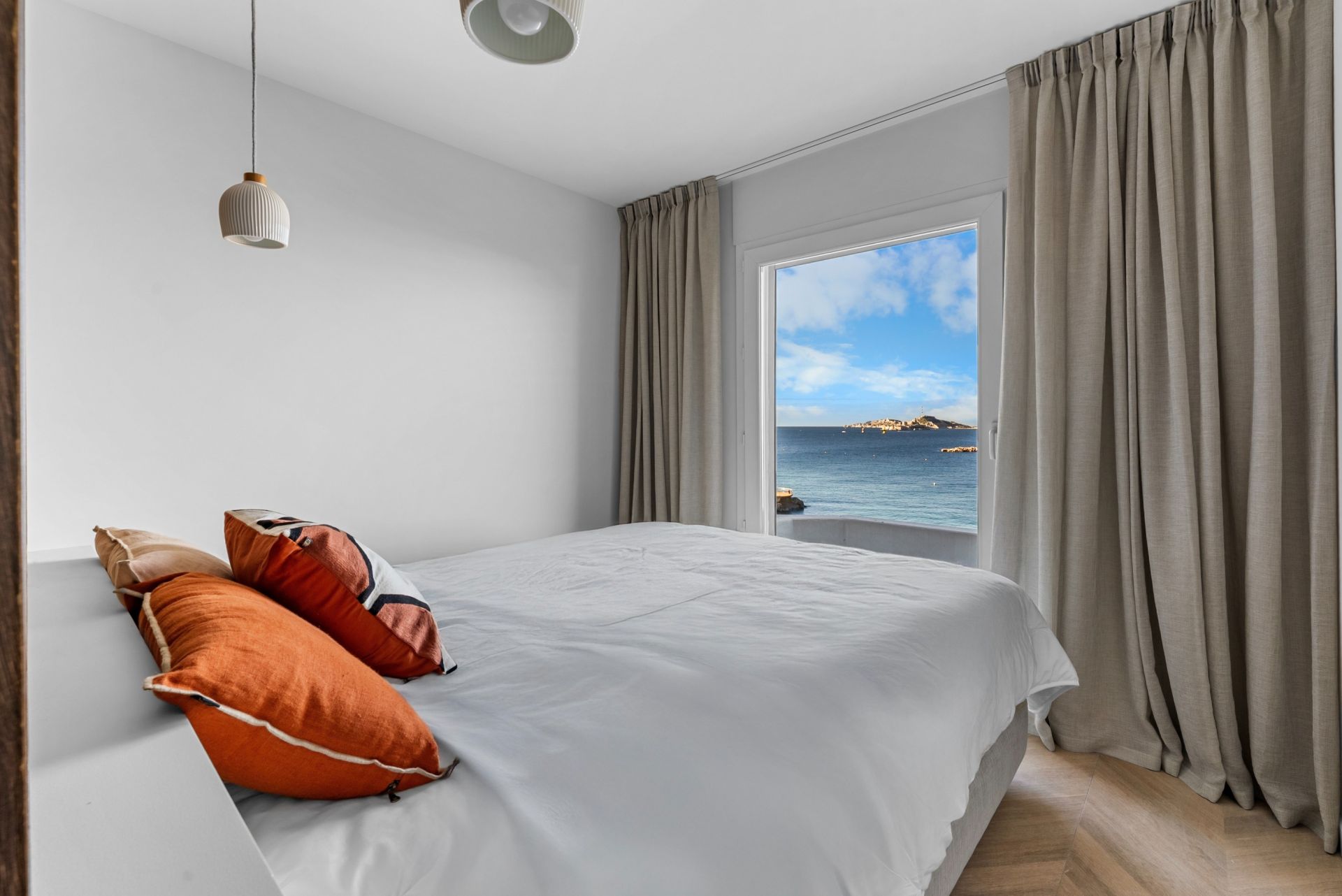luxury apartment 5 Rooms for rent on MARSEILLE (13007)