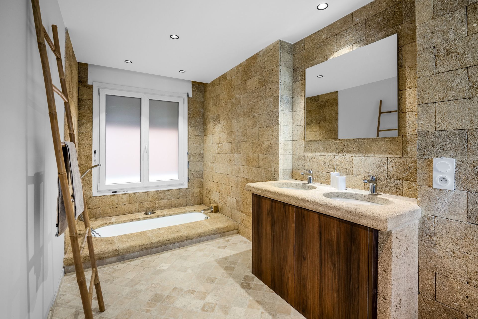 luxury apartment 5 Rooms for rent on MARSEILLE (13007)