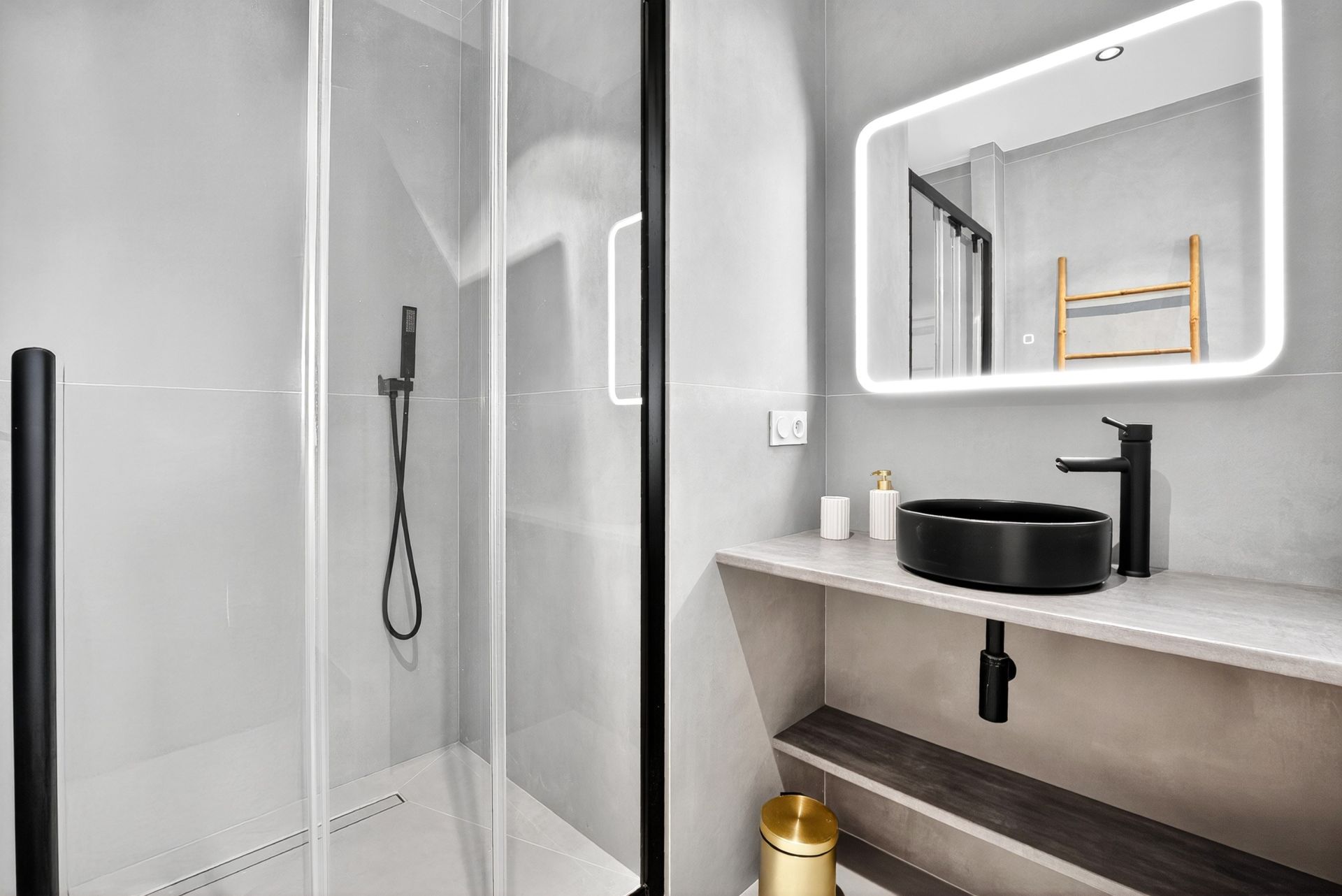luxury apartment 5 Rooms for rent on MARSEILLE (13007)