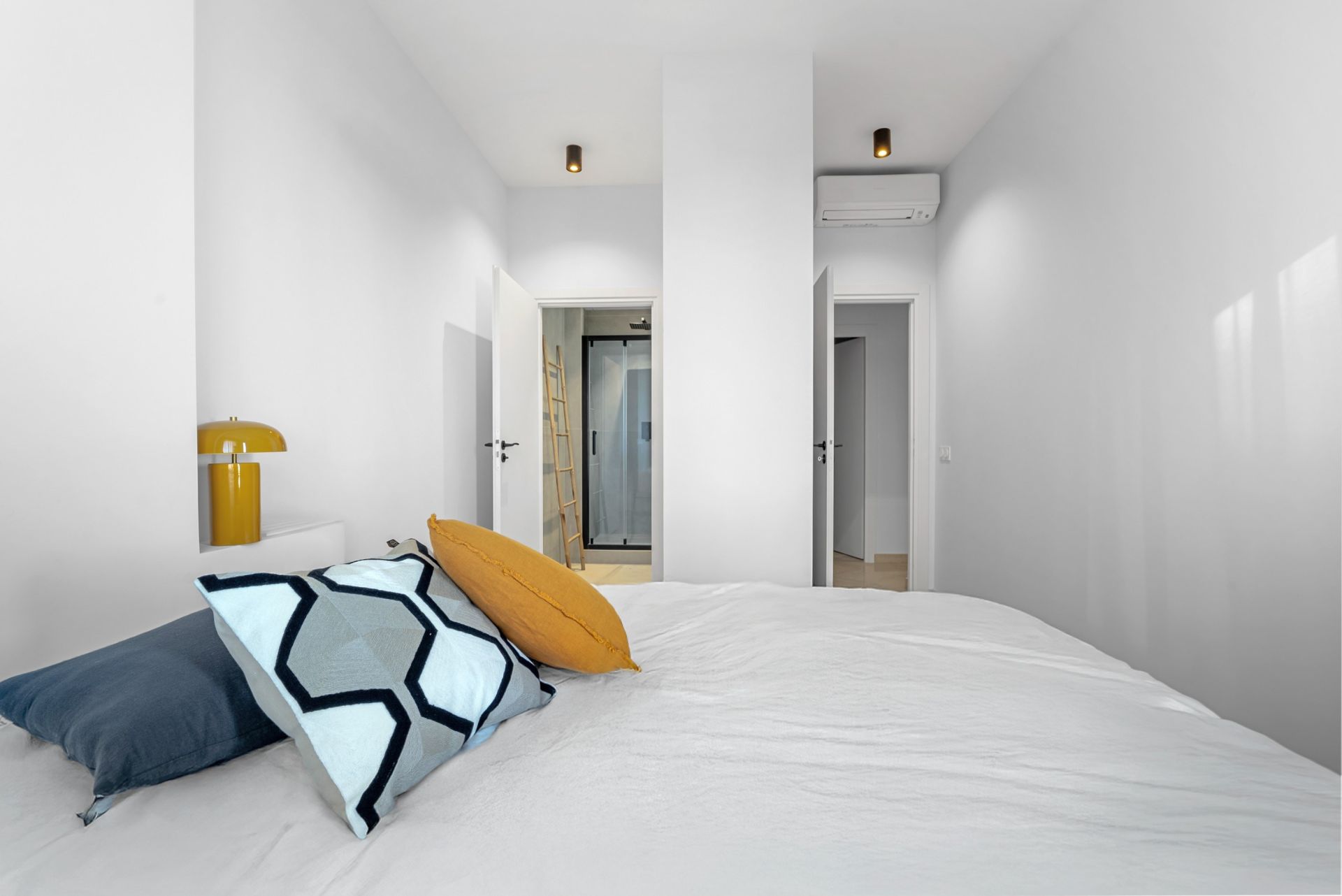 luxury apartment 5 Rooms for rent on MARSEILLE (13007)