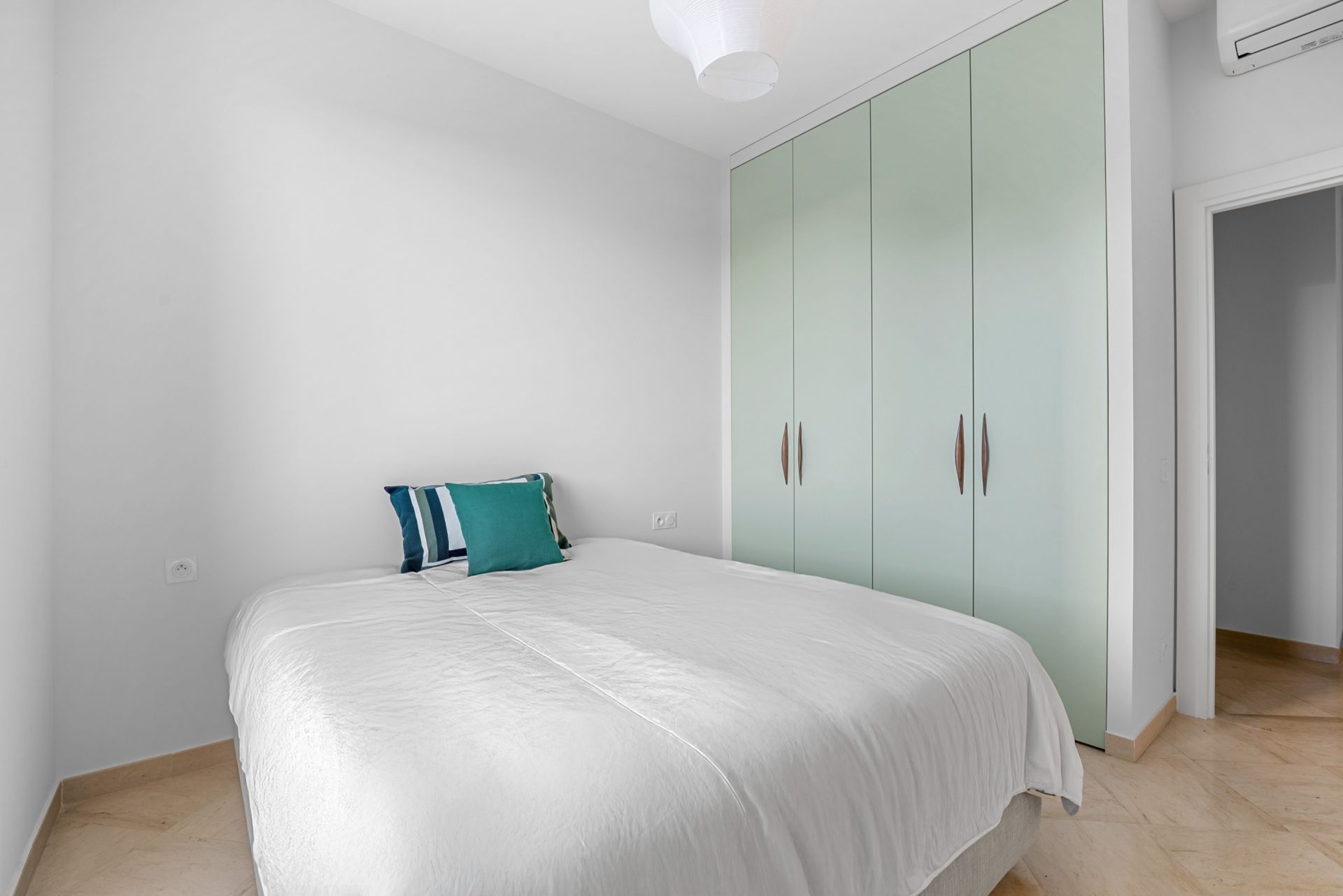 luxury apartment 5 Rooms for rent on MARSEILLE (13007)