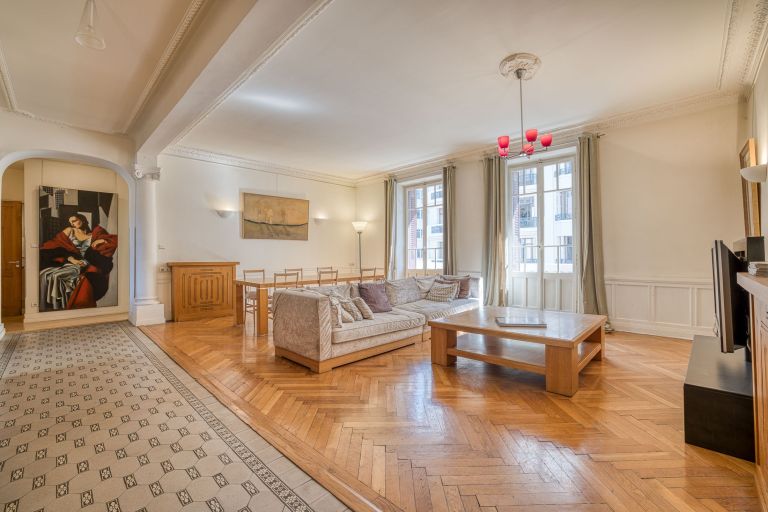 luxury apartment 6 Rooms for sale on ANNECY (74000)