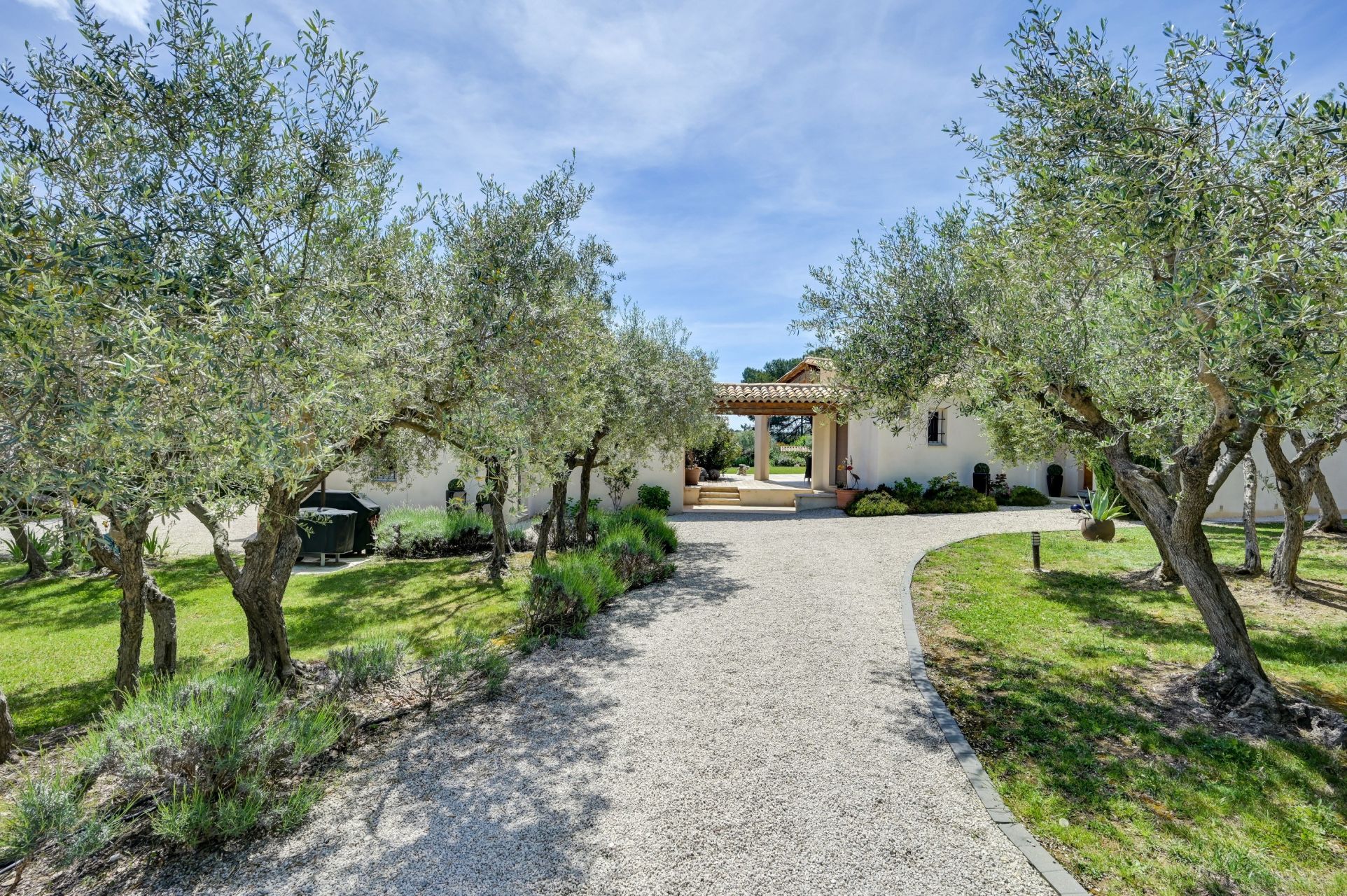 luxury house 8 Rooms for sale on EGUILLES (13510)