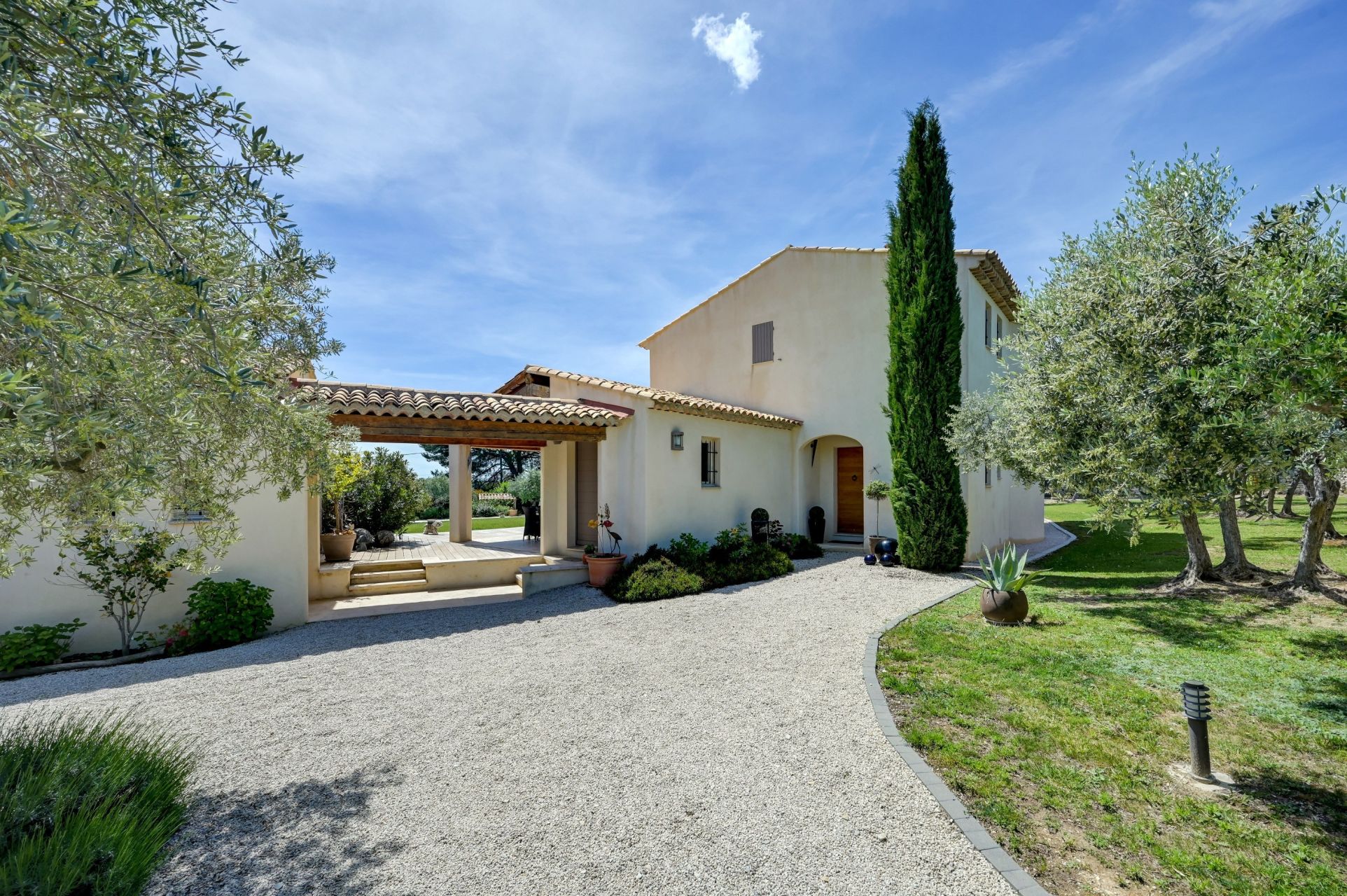 luxury house 8 Rooms for sale on EGUILLES (13510)
