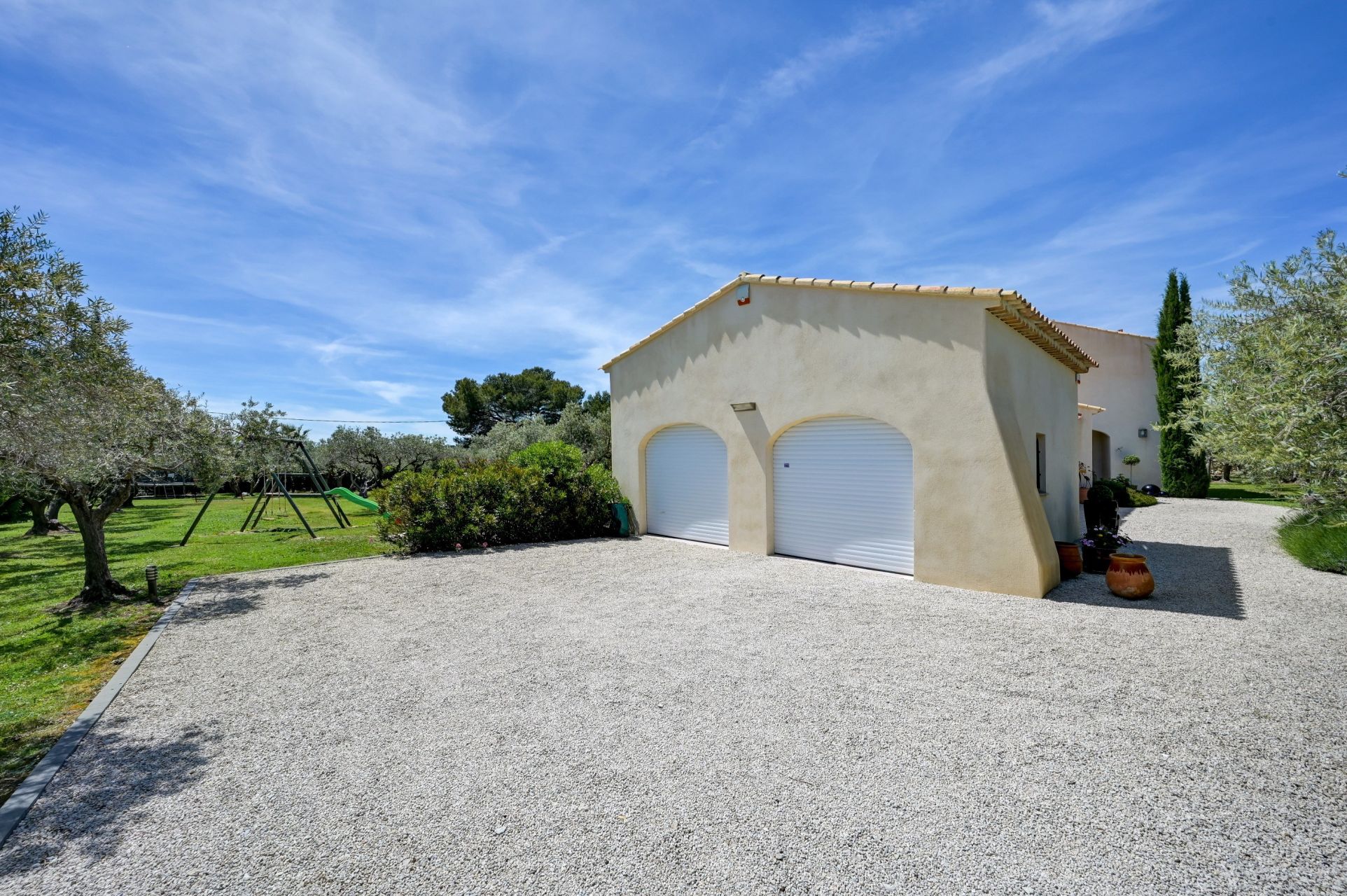 luxury house 8 Rooms for sale on EGUILLES (13510)