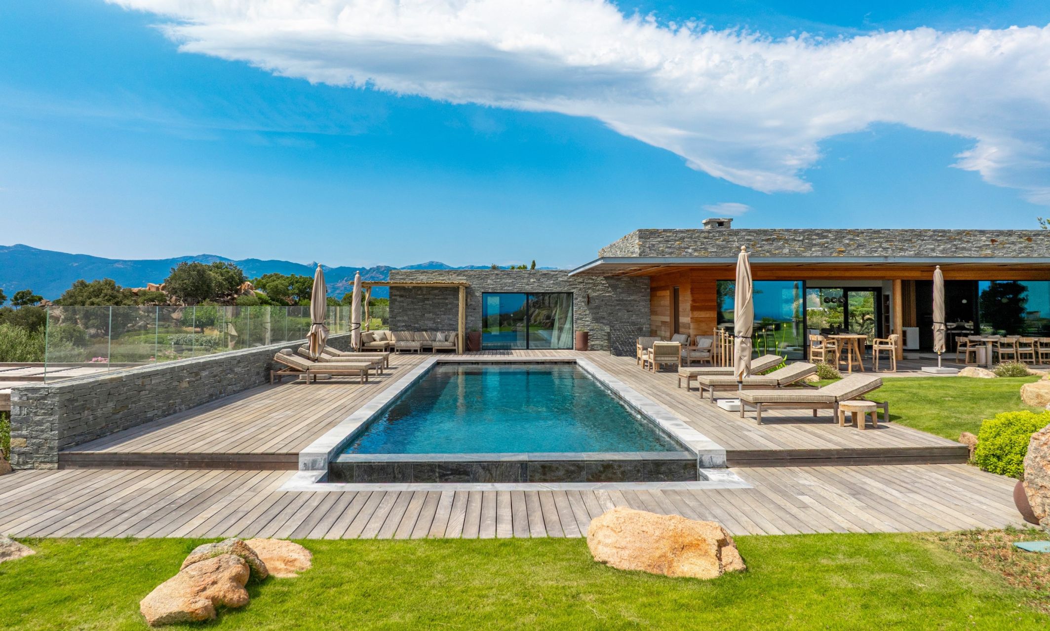villa de luxe 7 Pièces en location saisonnière sur PORTO VECCHIO (20137)