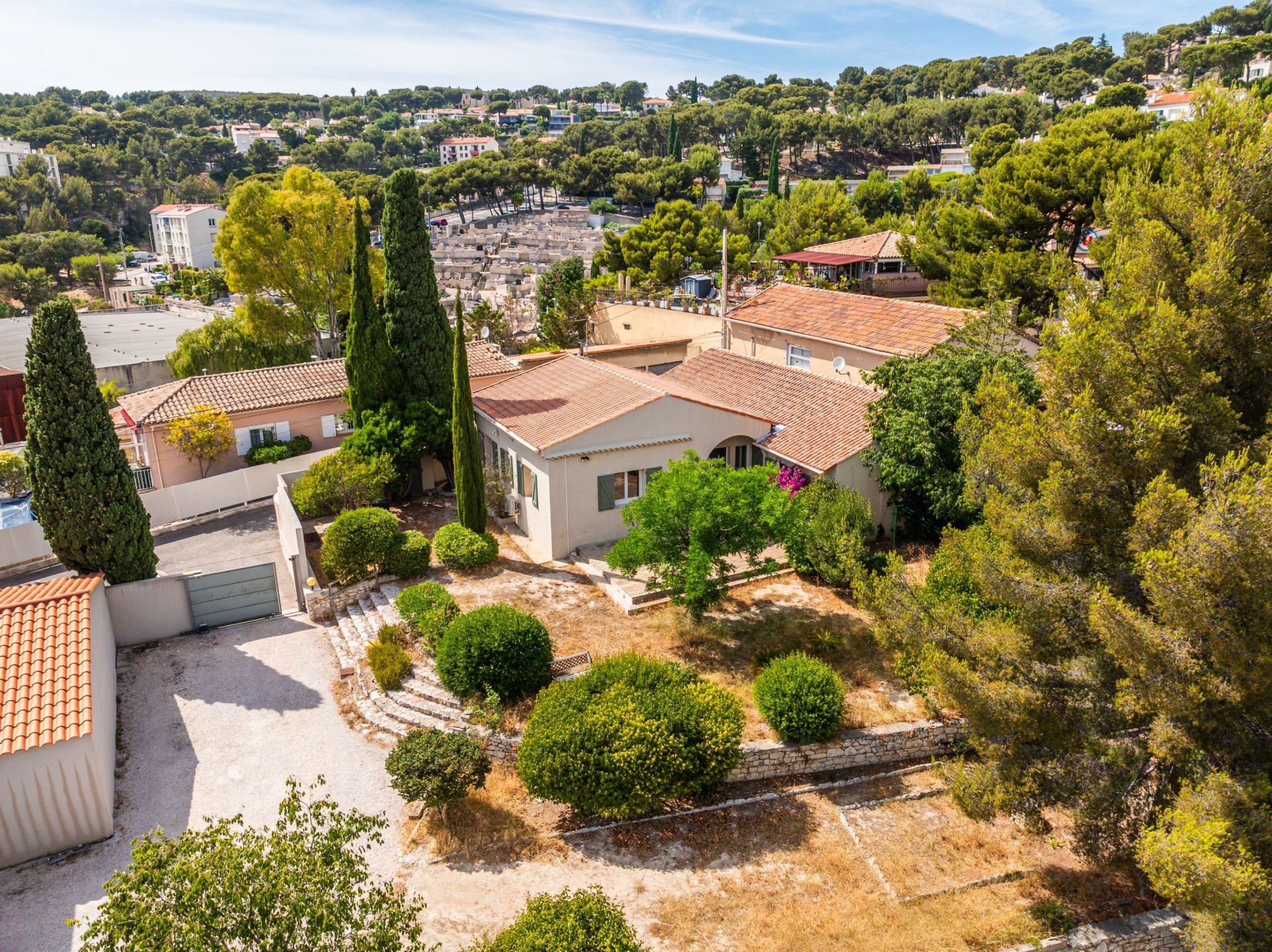luxury house 5 Rooms for rent on CASSIS (13260)
