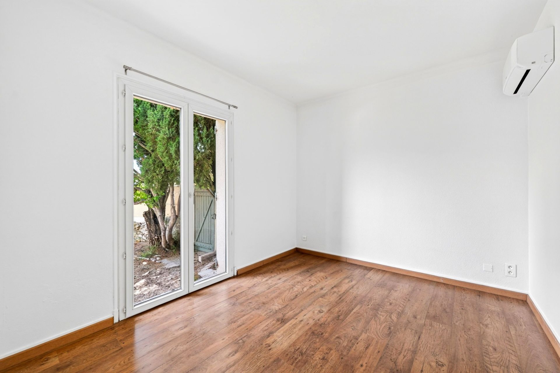 luxury house 5 Rooms for rent on CASSIS (13260)