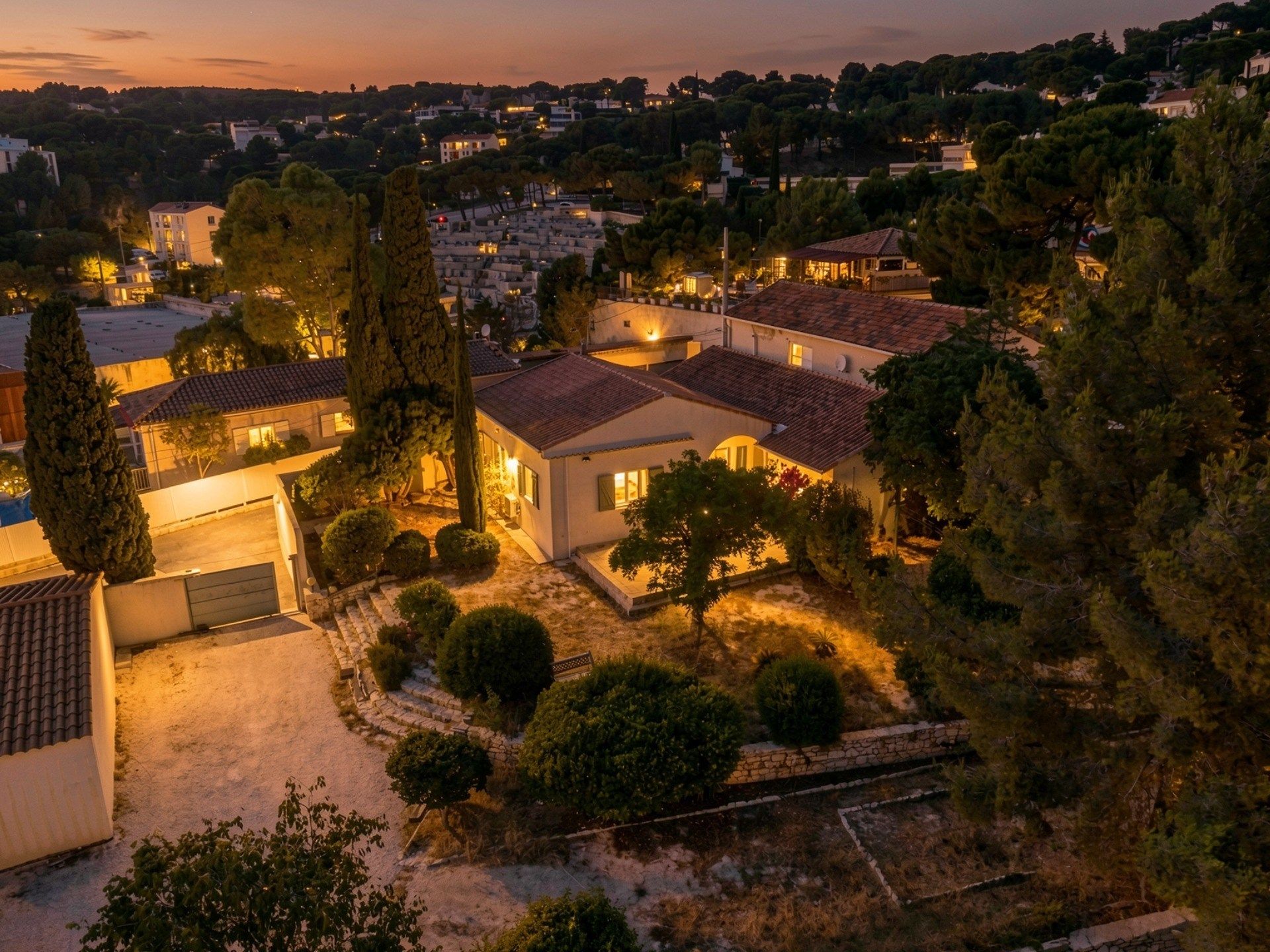 luxury house 5 Rooms for rent on CASSIS (13260)