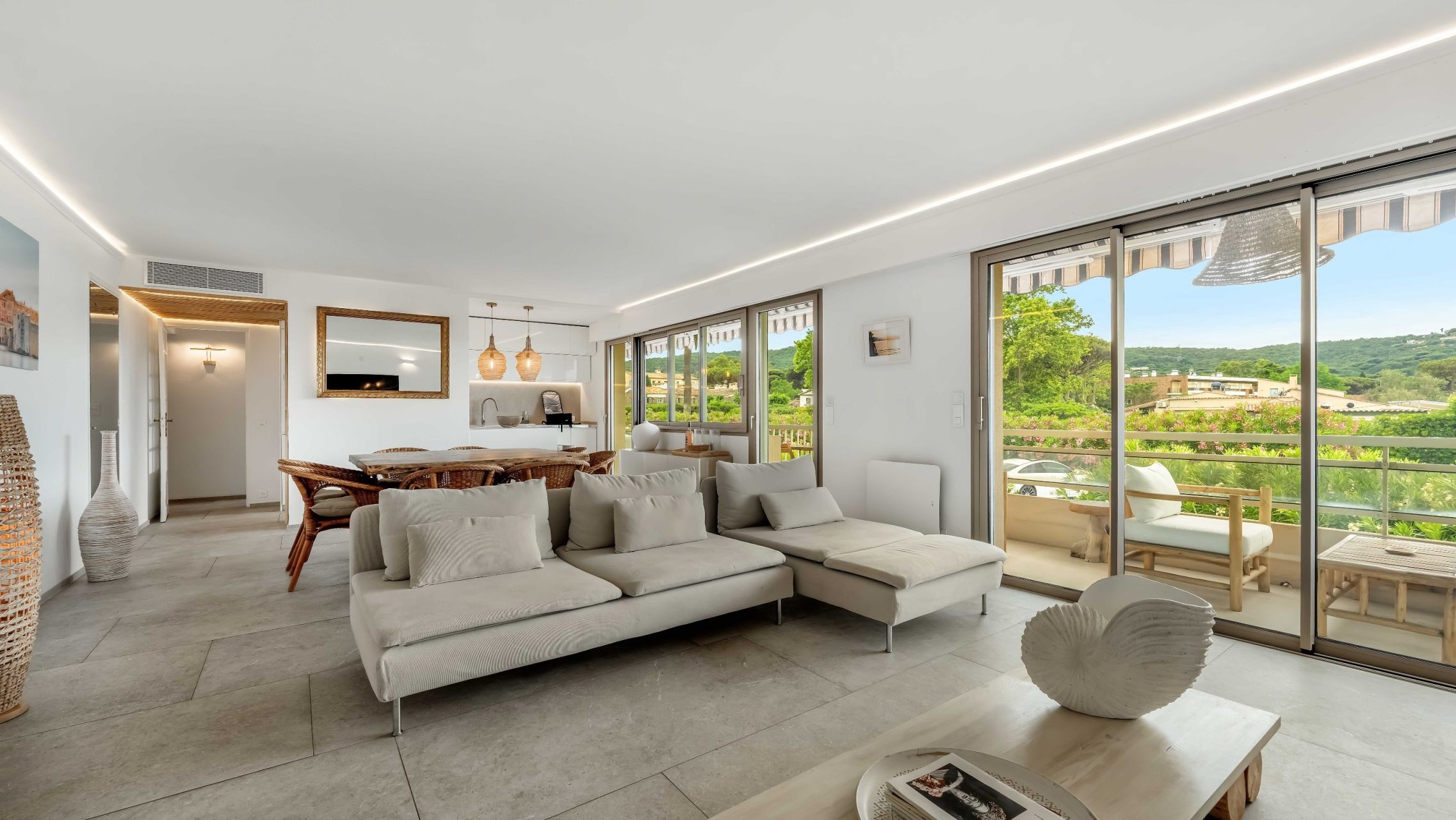 luxury apartment 4 Rooms for sale on ST TROPEZ (83990)