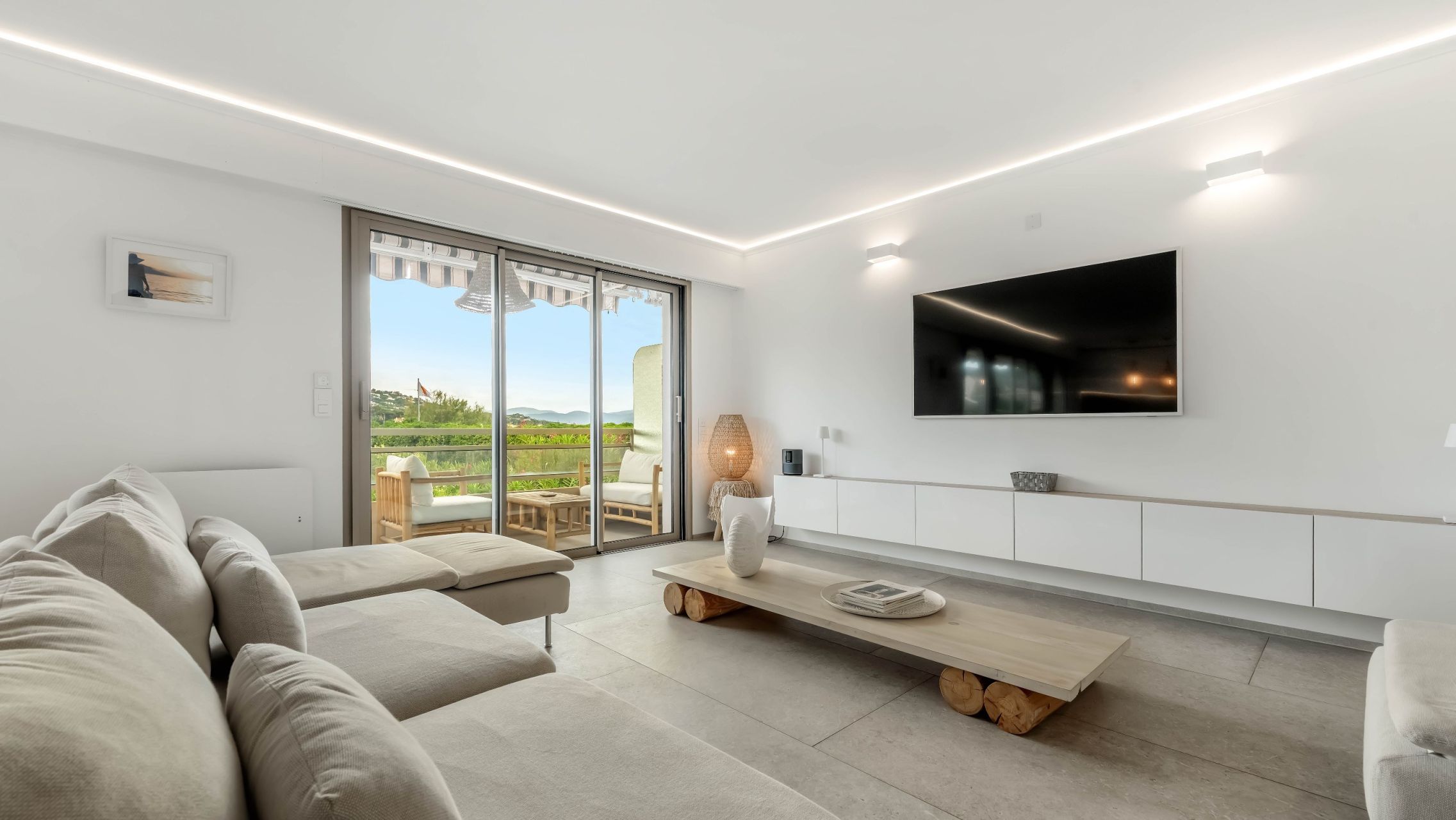 luxury apartment 4 Rooms for sale on ST TROPEZ (83990)