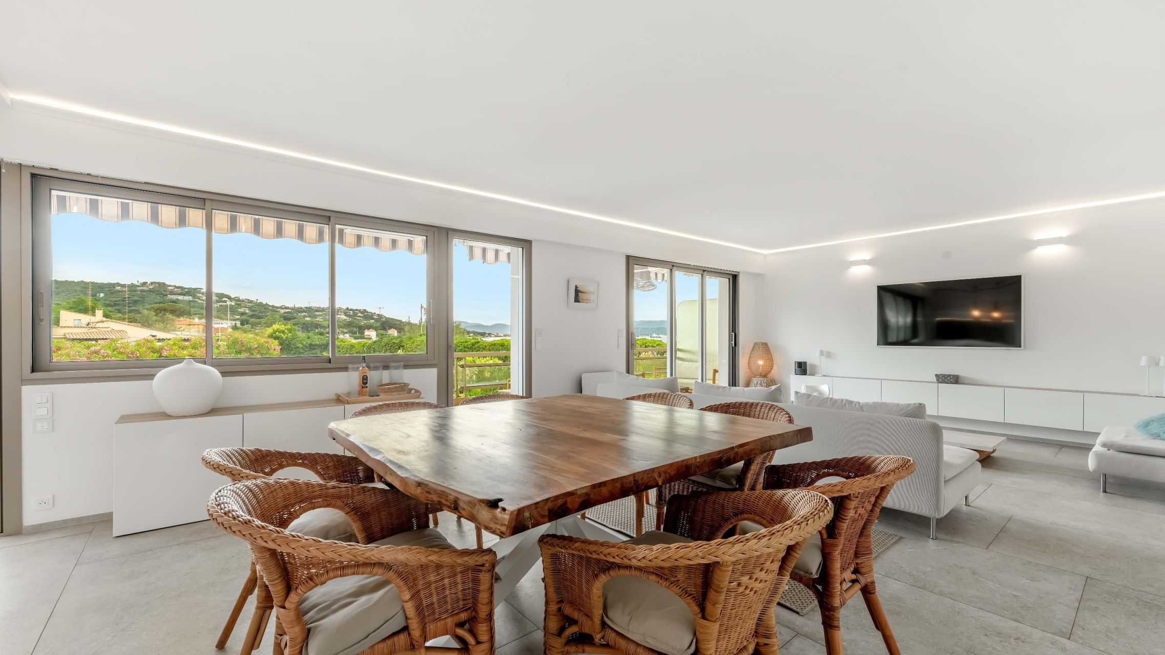 luxury apartment 4 Rooms for sale on ST TROPEZ (83990)