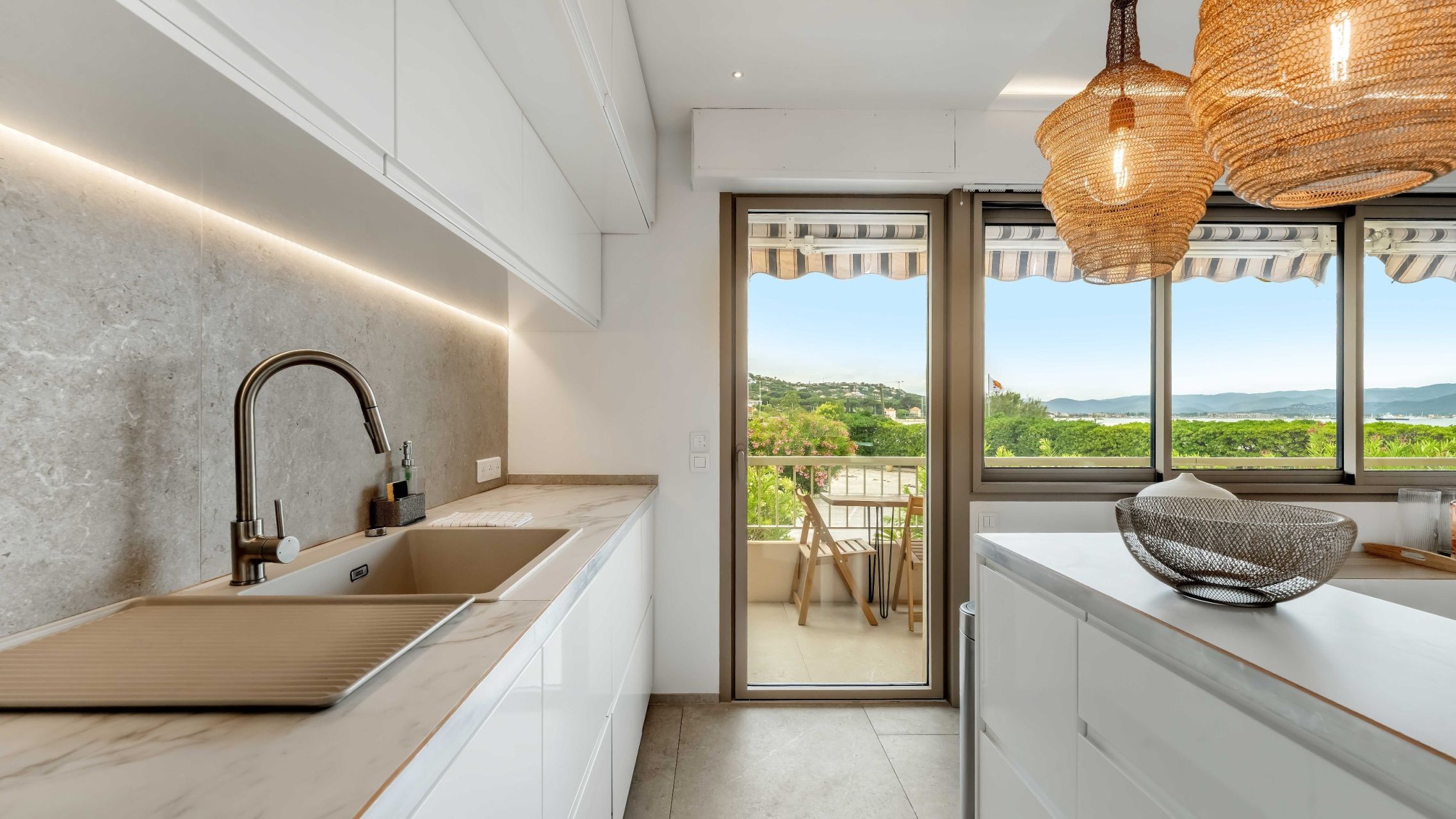 luxury apartment 4 Rooms for sale on ST TROPEZ (83990)