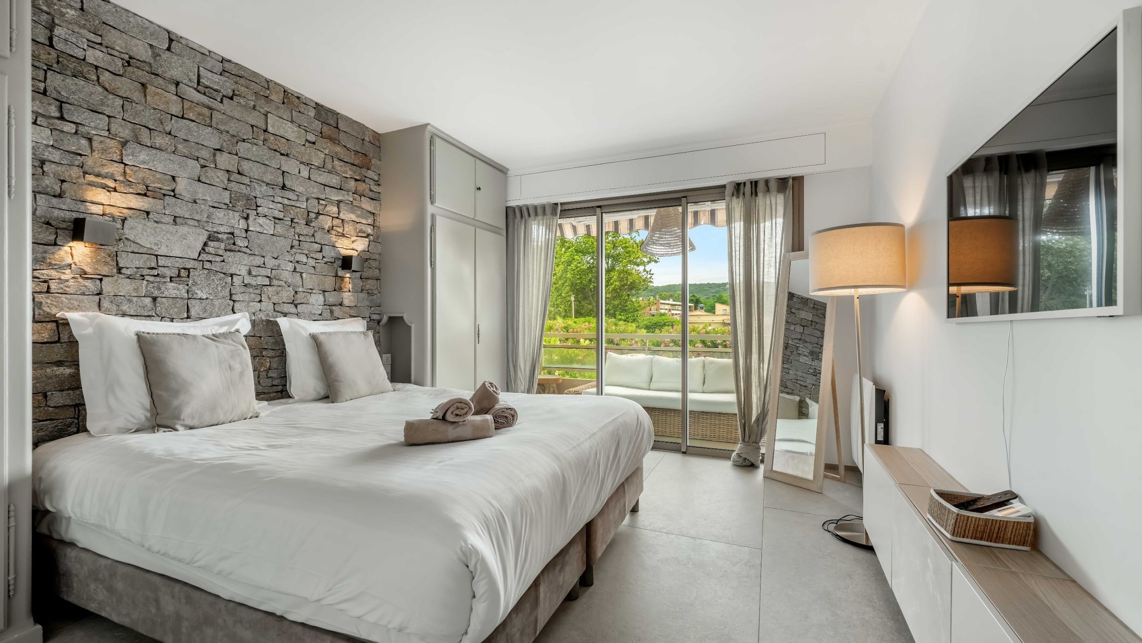 luxury apartment 4 Rooms for sale on ST TROPEZ (83990)