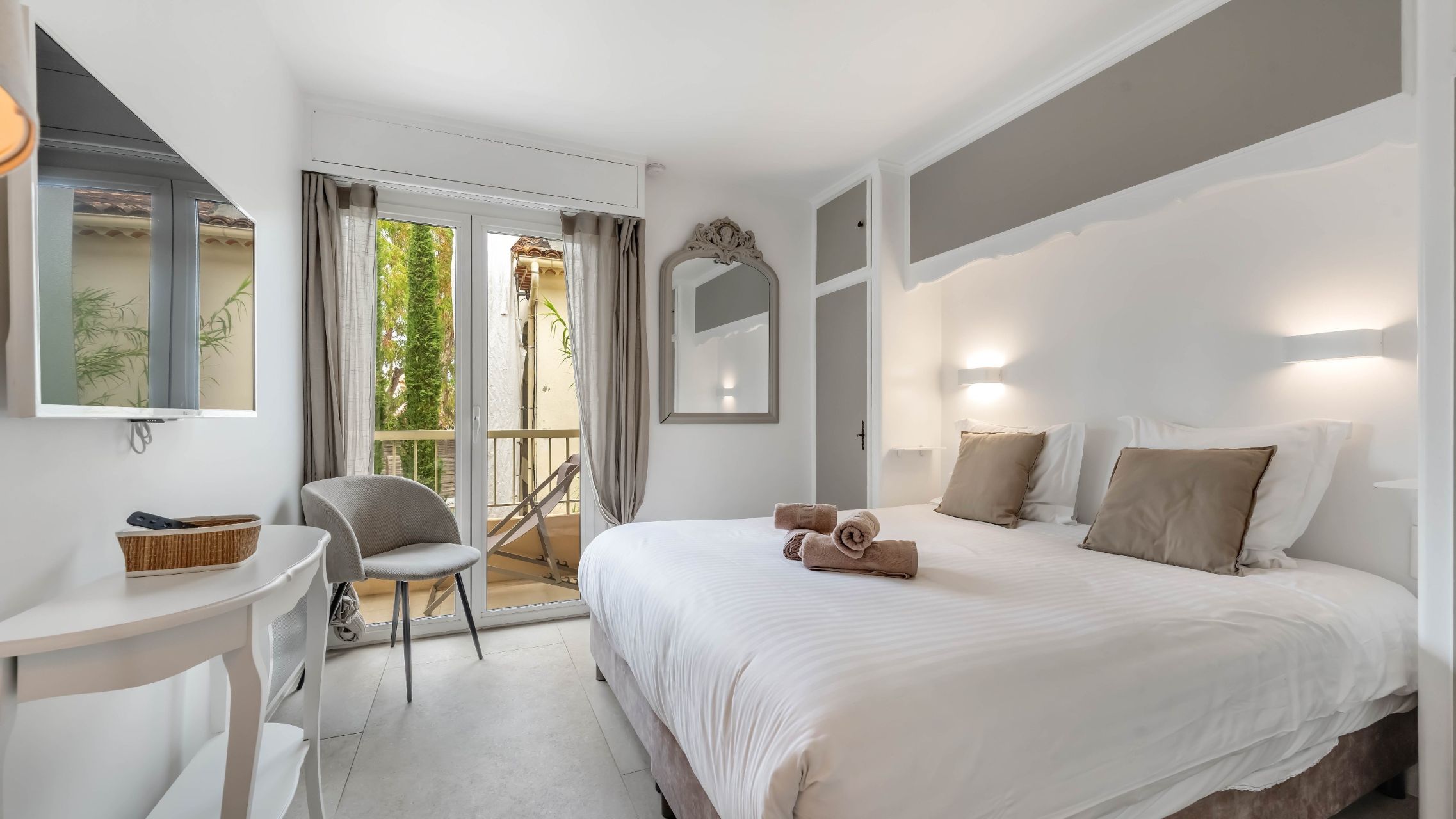 luxury apartment 4 Rooms for sale on ST TROPEZ (83990)