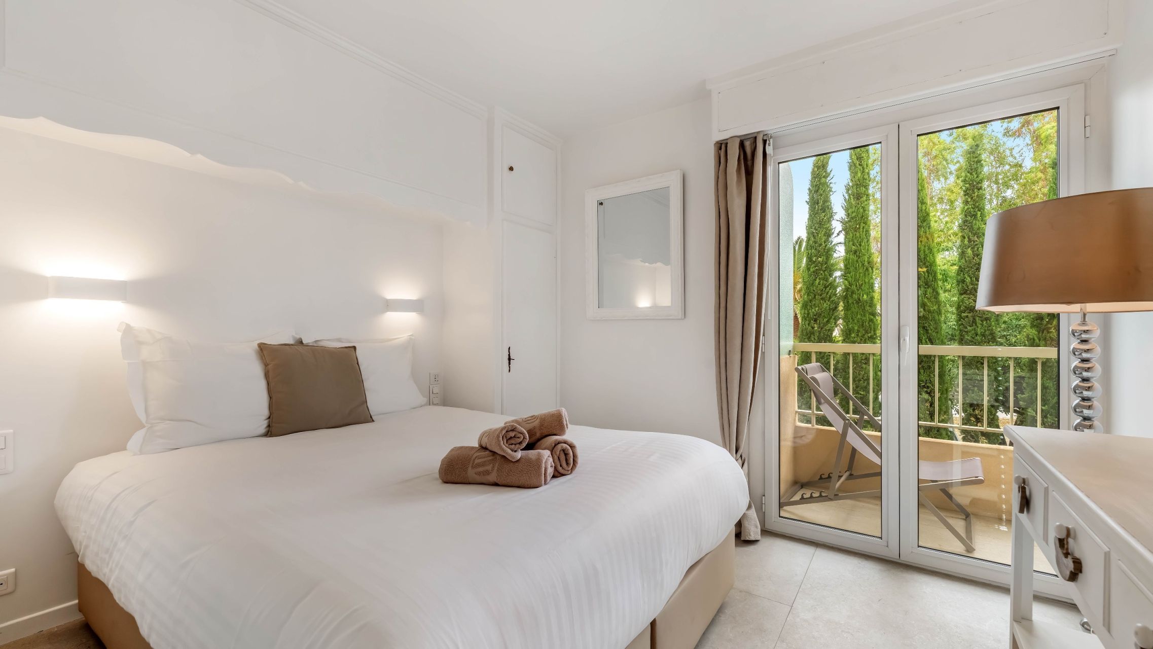 luxury apartment 4 Rooms for sale on ST TROPEZ (83990)