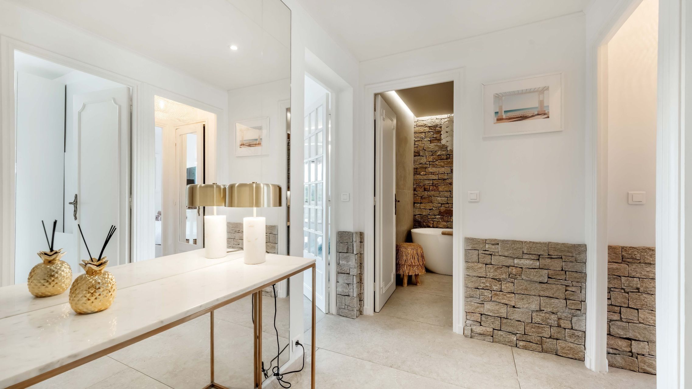luxury apartment 4 Rooms for sale on ST TROPEZ (83990)