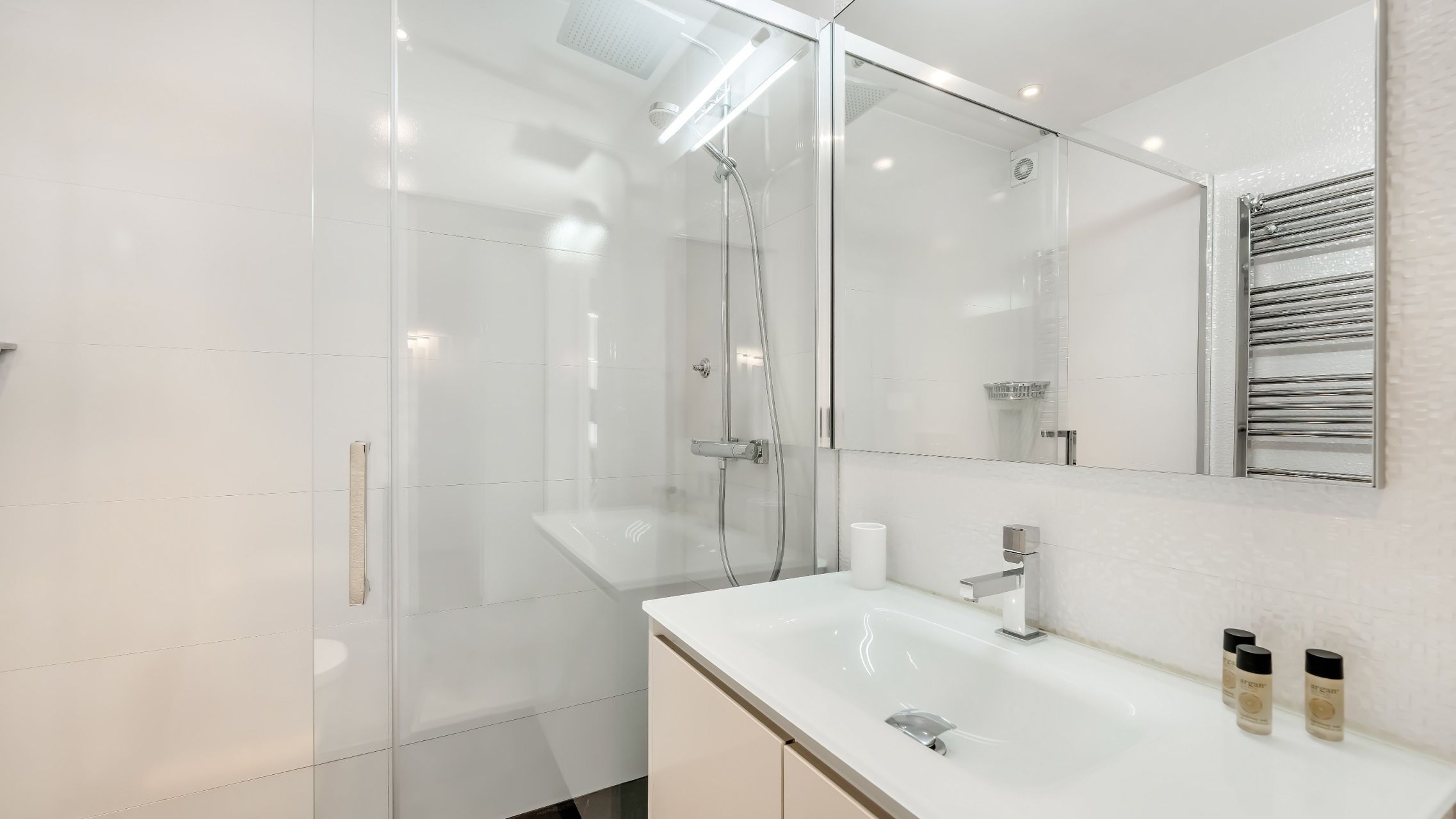 luxury apartment 4 Rooms for sale on ST TROPEZ (83990)