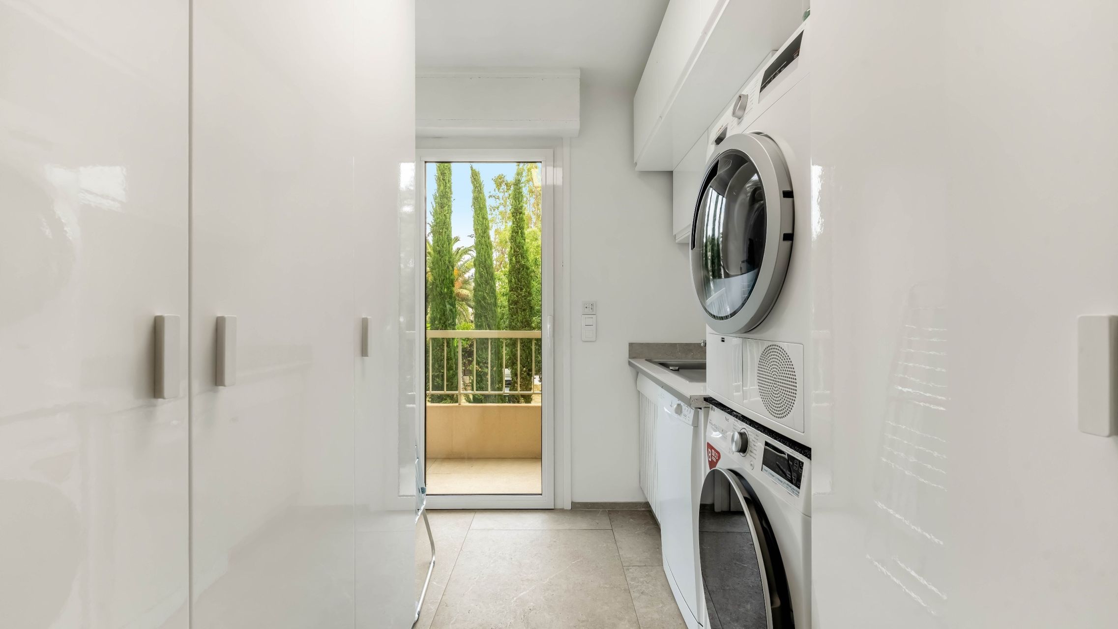 luxury apartment 4 Rooms for sale on ST TROPEZ (83990)