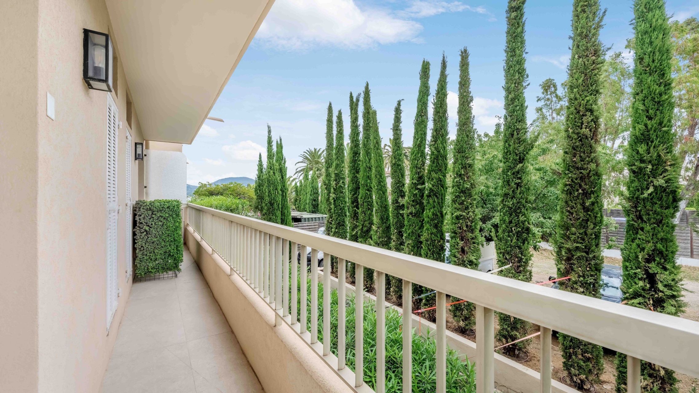 luxury apartment 4 Rooms for sale on ST TROPEZ (83990)